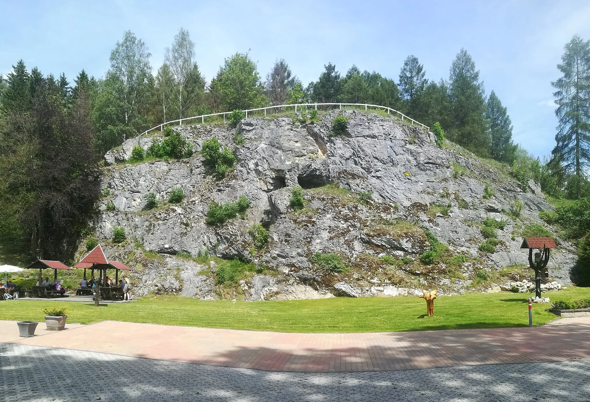 Photo showing: Die Ackertklippe, eine Kalksteinklippe in Königshütte im Harz