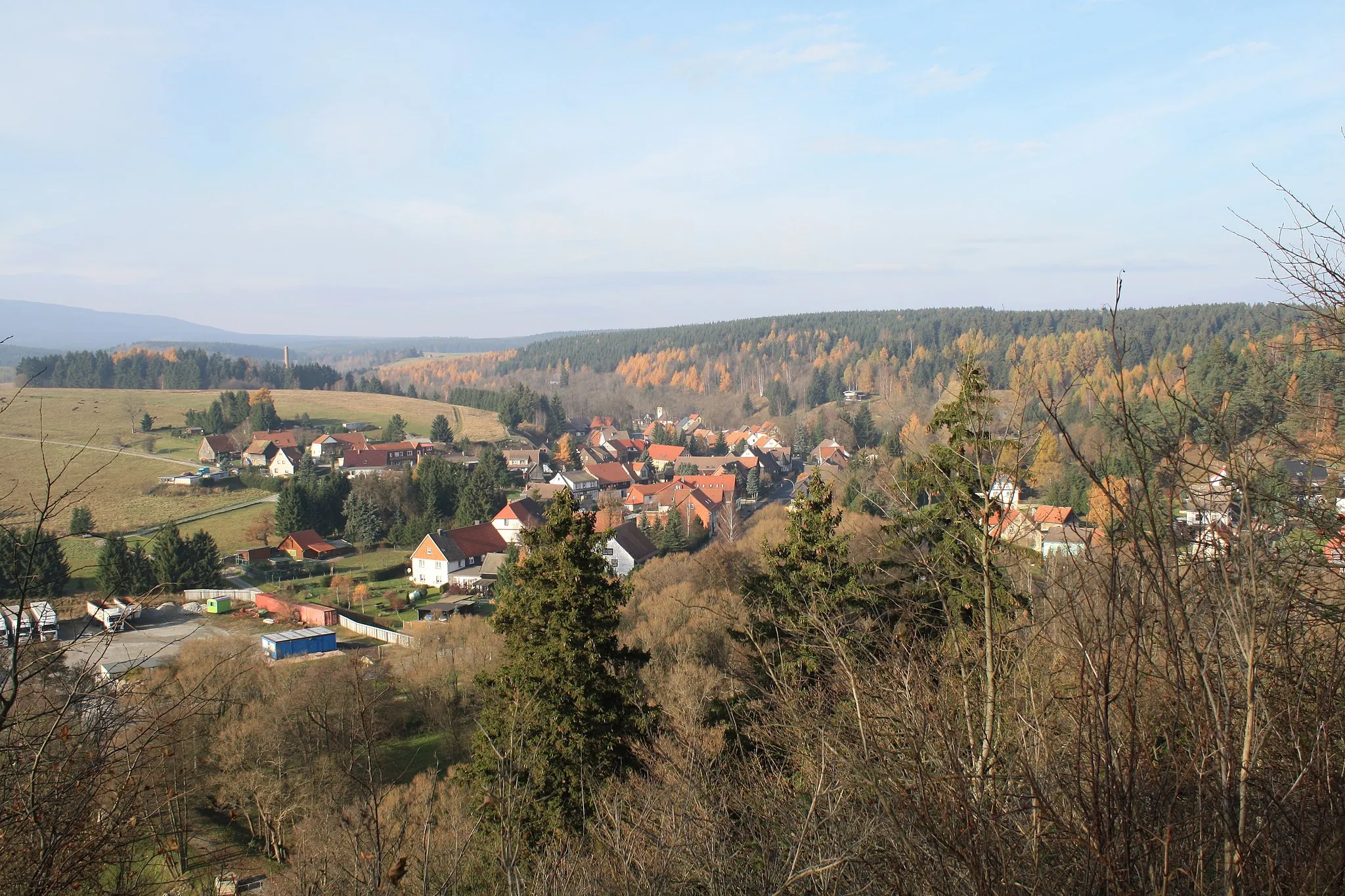 Photo showing: Königshütte von der Königsburg gesehen; Umgebung des Orts im Landschaftsschutzgebiet „Harz und Vorländer“ (LSG 32)