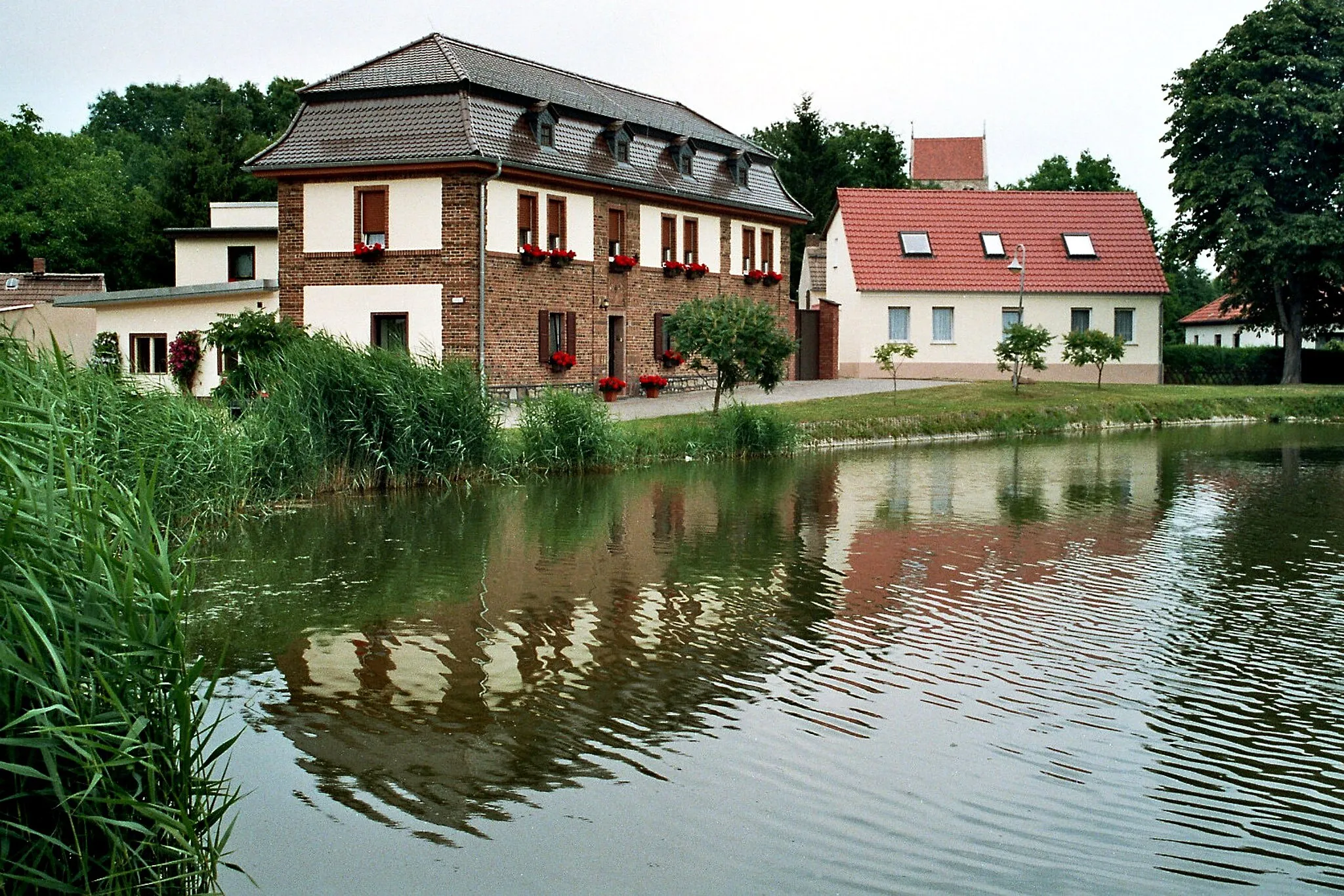 Photo showing: Cörmigk (Könnern), house  9 An den Teichen, upper village pond