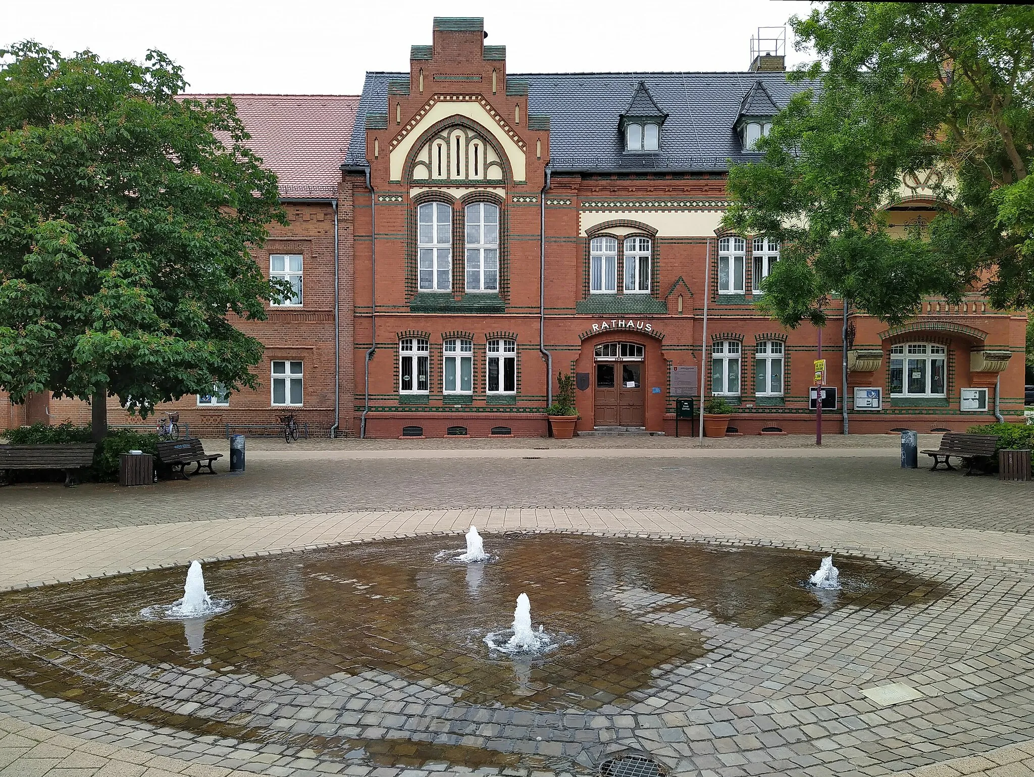 Photo showing: Brunnen vor dem Rathaus Genthin