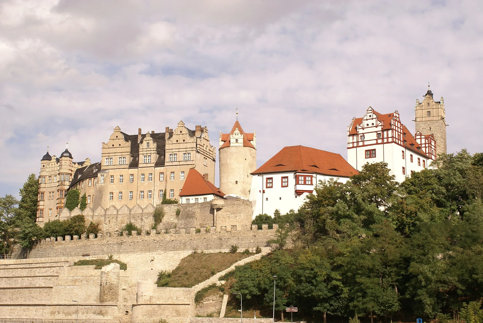 Photo showing: Schloss Bernburg, von der Saale-Fähre aus aufgenommen