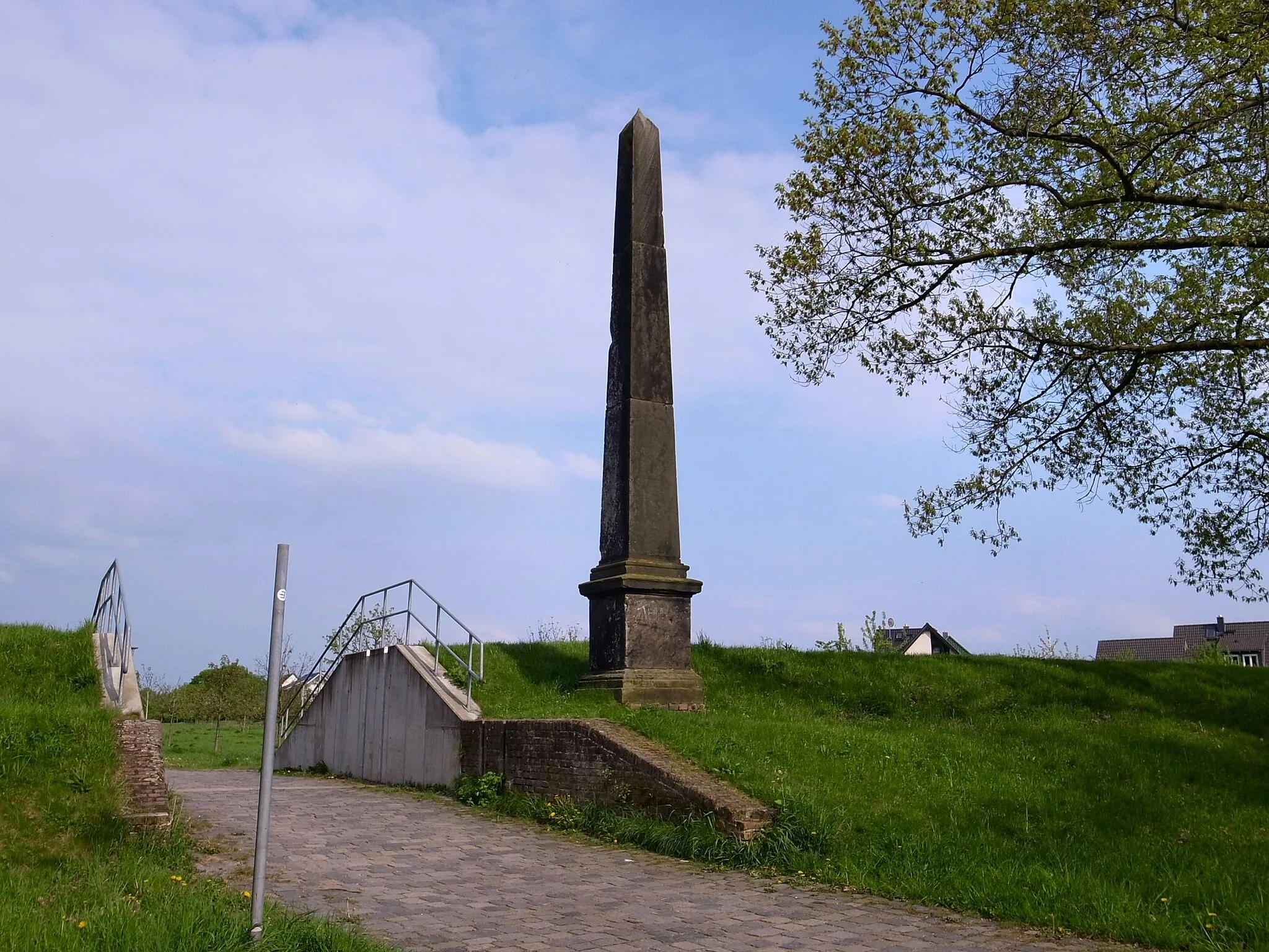 Photo showing: Dessau,Obelisk am Ochsenwall, Landmarke zwischen Georgium und Kühnauer Park