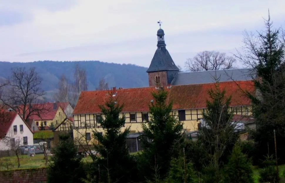 Photo showing: Das Fachwerkgebäuse vor der Kirche Sankt Dionysius steht leider nicht mehr.