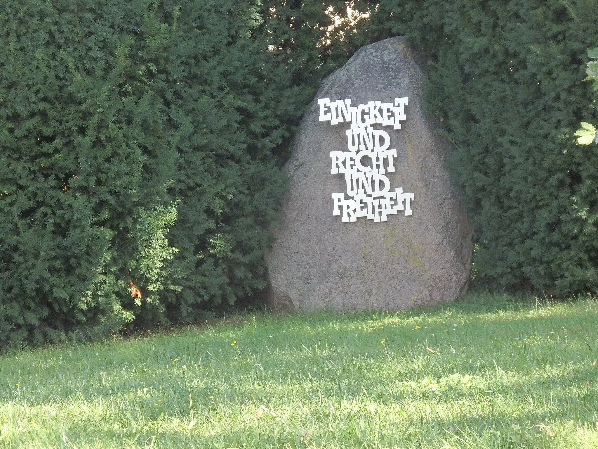 Photo showing: Langenweddingen, in Ortsmitte, an der Kreuzung der ehemaligen Führung der B 81, (Halberstädter Straße) mit der Wanzleber Straße, östliche Straßenecke
Gedenkstein der deutschen Wiedervereinigung mit der Aufschrift „Einigkeit und Recht und Freiheit“