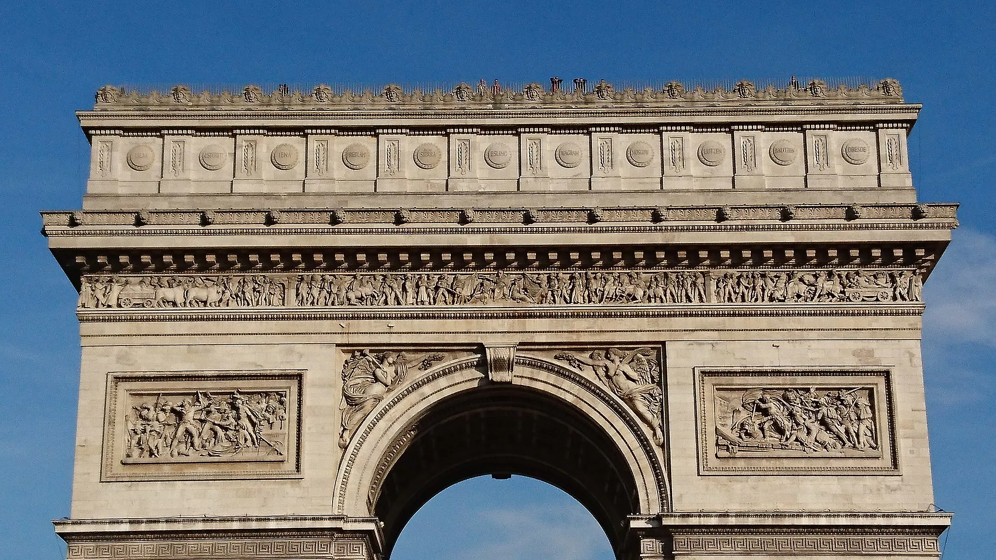 Photo showing: Unter den Inschriften am Arc de Triomphe in Paris befindet sich im obersten Teil eine Reihe von dreißig Schilden, eines davon (im Bild drittes von rechts) mit der Aufschrift „LUTZEN“