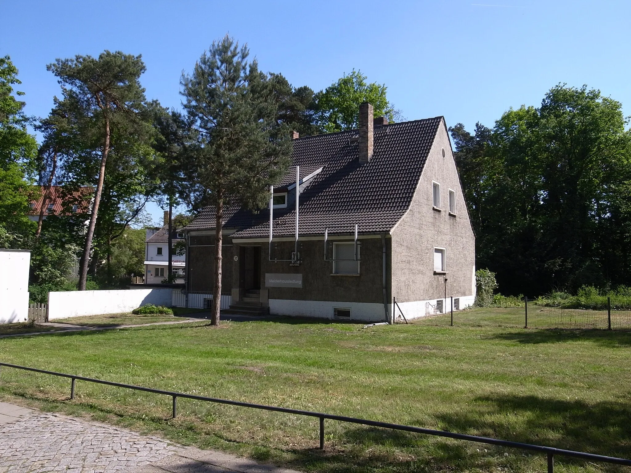 Photo showing: Dessau Meisterhaussiedlung. Haus Emmer errichtet 1956 auf den Grundmauern des 1945 zerstörten Haus Gropius. Der Abriss für die städtebauliche Reparatur des Meisterhaus-Ensembles erfolgte 2011.