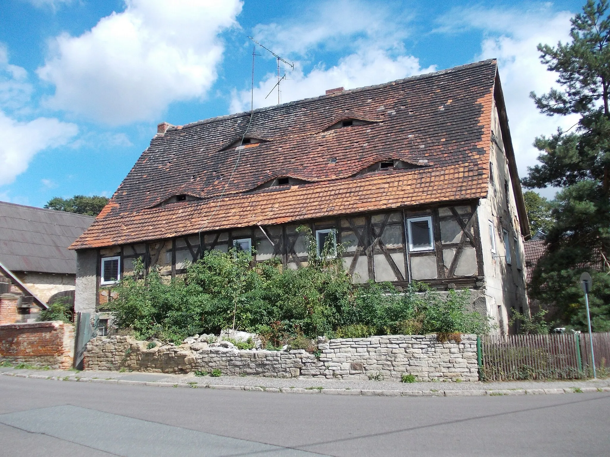 Photo showing: Half-timbered house at Meineweher Hauptstrasse in Meineweh (district of Burgenlandkreis, Saxony-Anhalt)