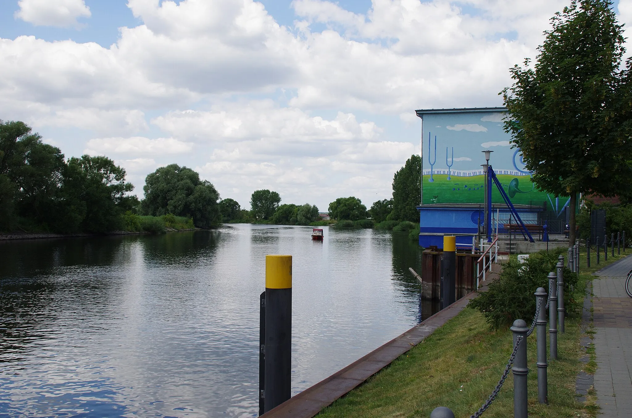 Photo showing: Premnitz in Brandenburg. Die Havle flussabwärts. Recht ein Umspannwerk.