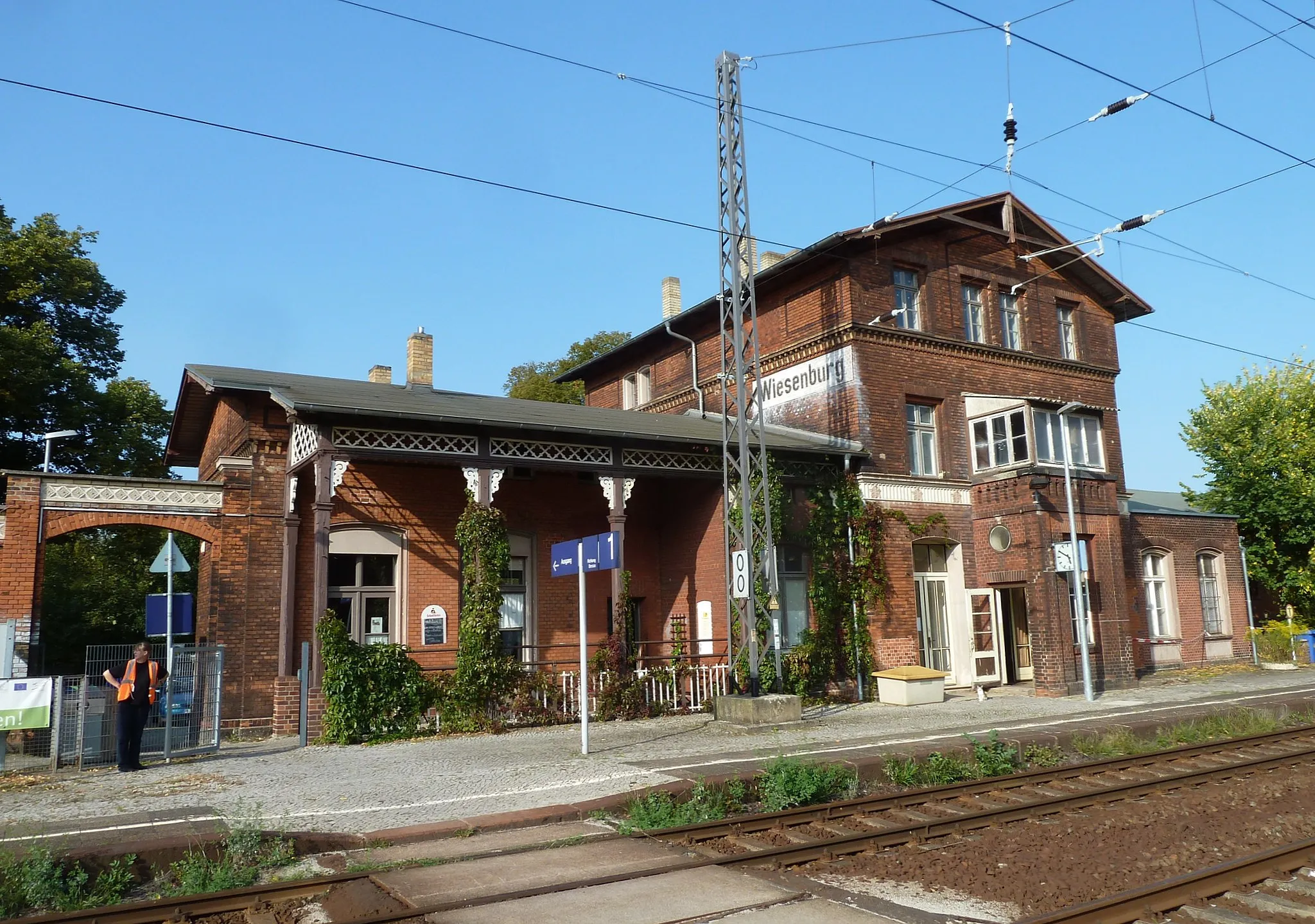 Photo showing: Bahnhof Wiesenburg (Mark), Empfangsgebäude, Gleisseite