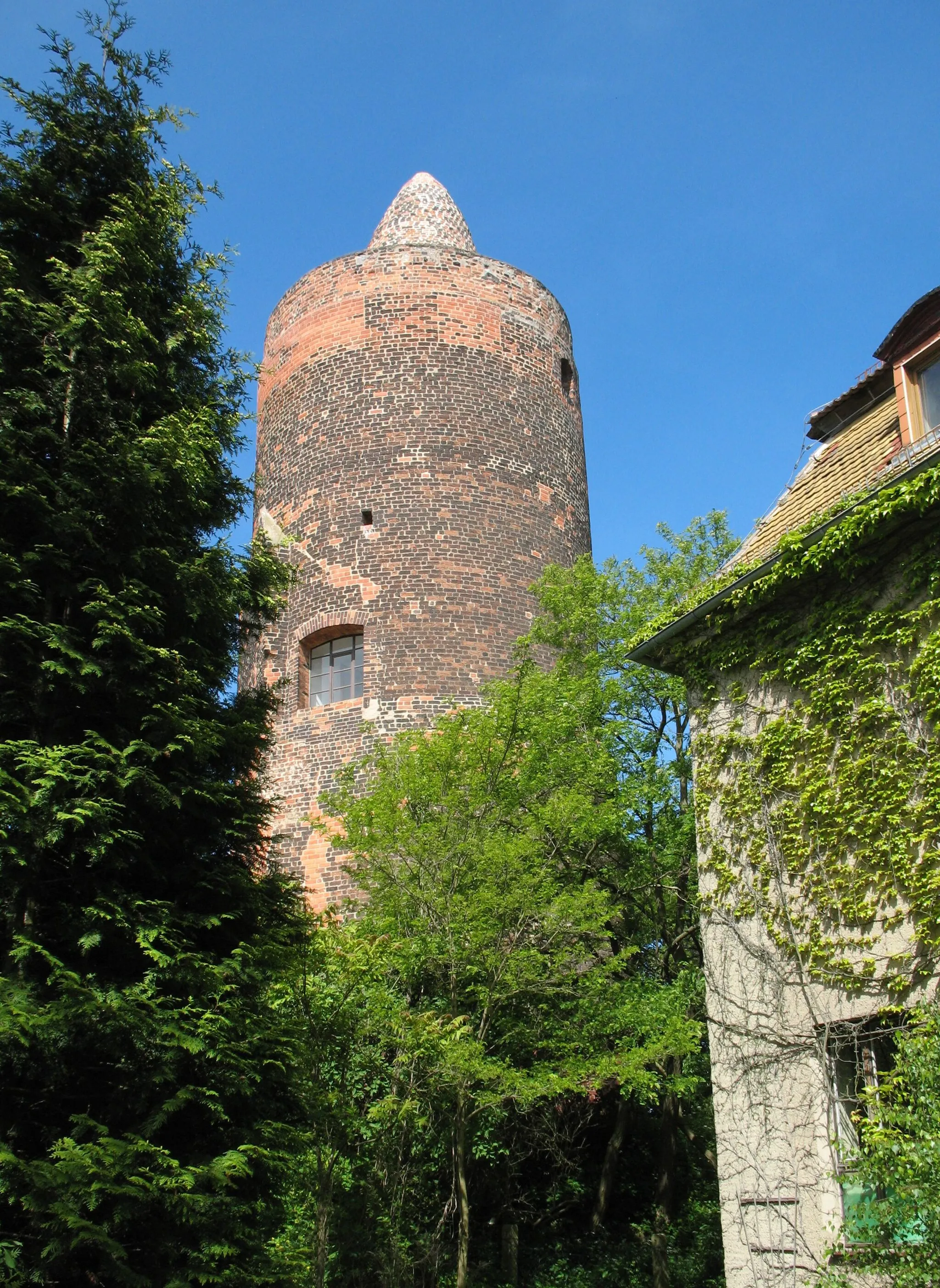 Photo showing: Red tower in Pouch (municipality Muldestausee) in Saxony-Anhalt, Germany
