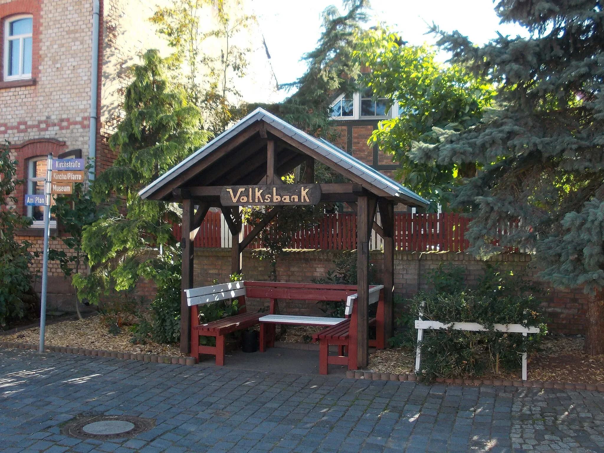 Photo showing: Bench in Bösenrode (Berga/Kyffhäuser, Mansfeld-Südharz district, Saxony-aanhalt)