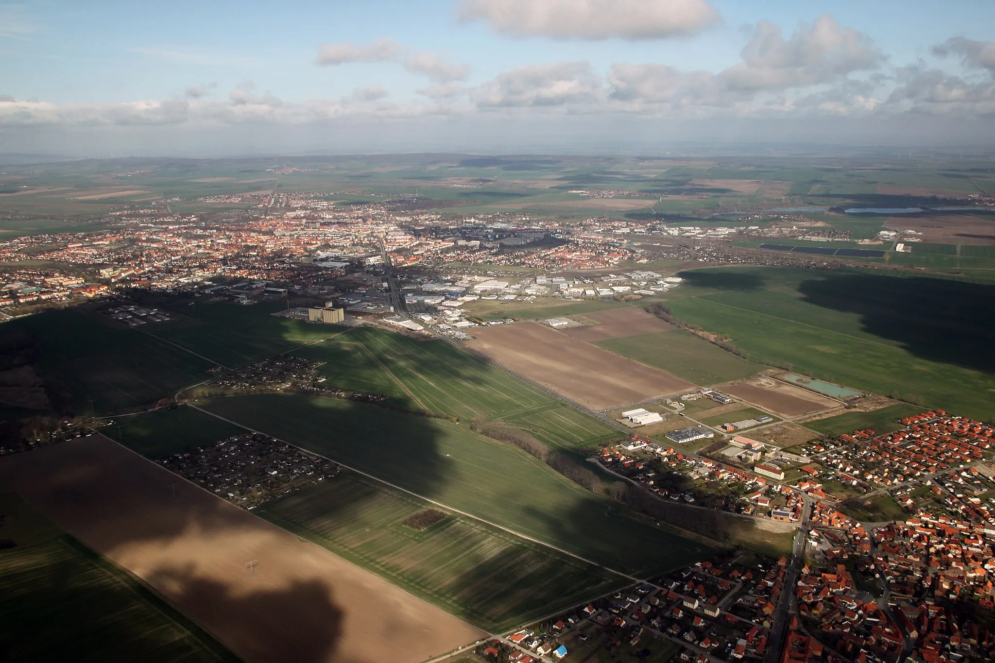 Photo showing: Luftaufnahme von Harsleben (vorn rechts) und Halberstadt (hinten links) im April 2012