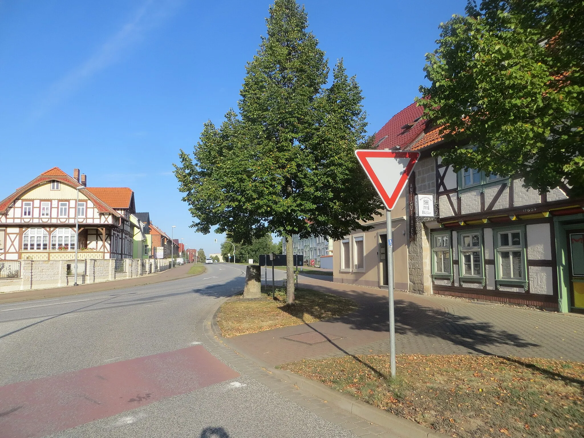 Photo showing: Harsleben, an der alten B 79 vor Haus Nr. 9 Halberstädter Straße, nordöstliche Straßenseite
Preußischer Rundsockelstein, Chausseemeilenstein aus Granit, um 1844
Chausseebau durch Halberstadt-Quedlinburger Chausseebaugesellschaft
kein Entfernungsbezug erkennbar, bis 2003 inmitten des Dorfplatzes stehend