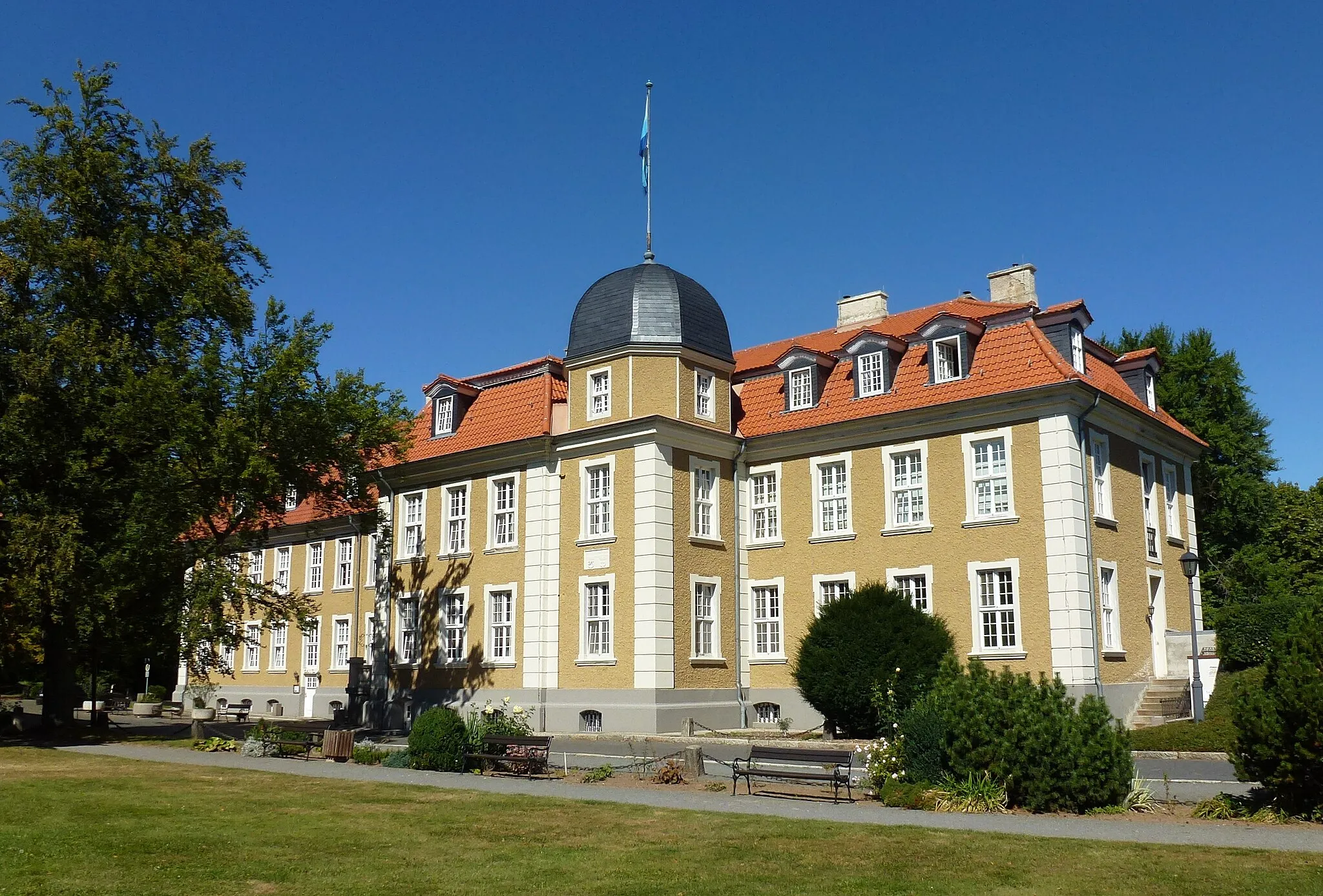 Photo showing: Das Neue Schloss vom Schlosspark aus gesehen.