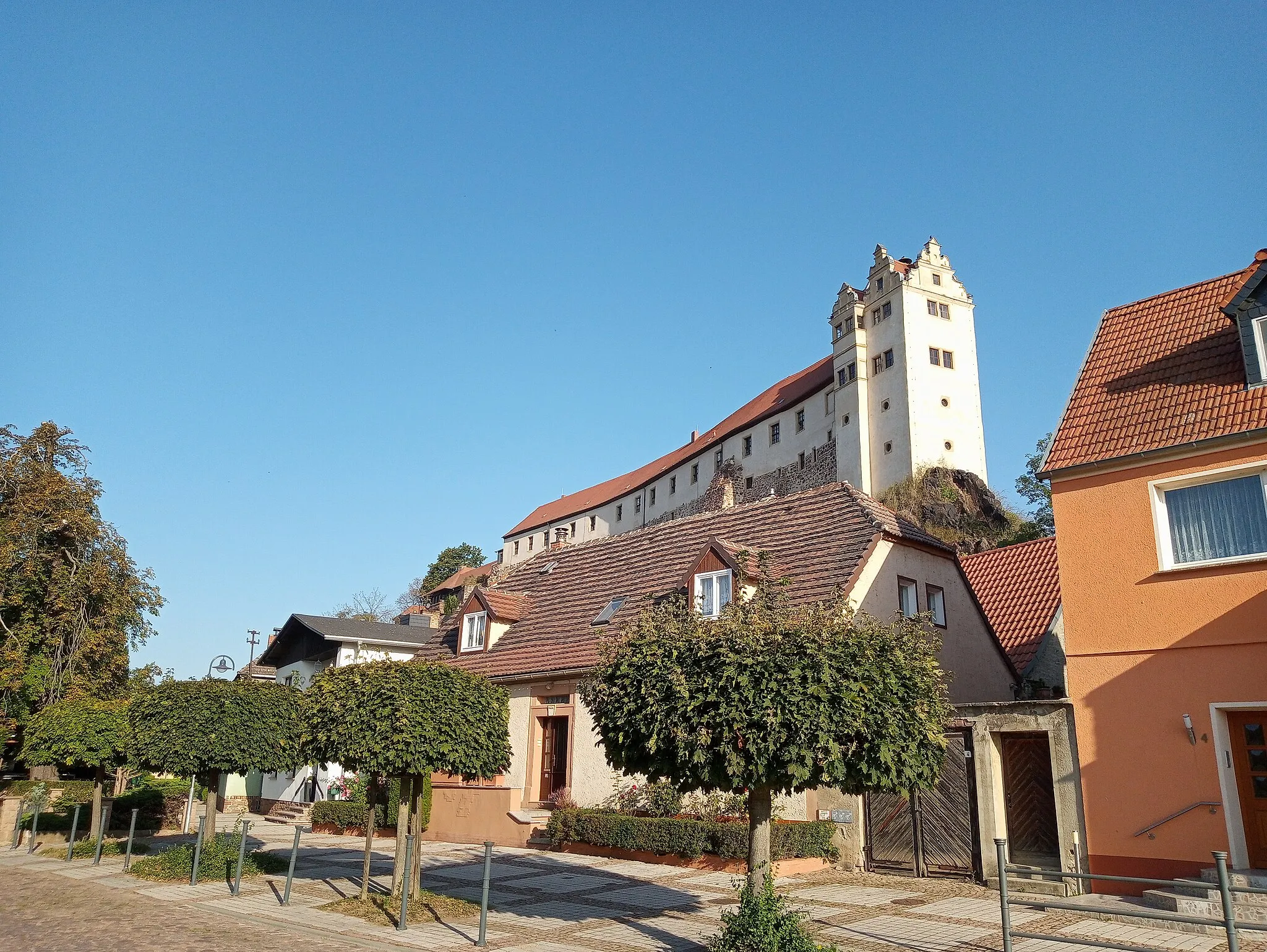 Photo showing: Burg Wettin, Unterburg, Blick vom Saaleufer / Lange Reihe