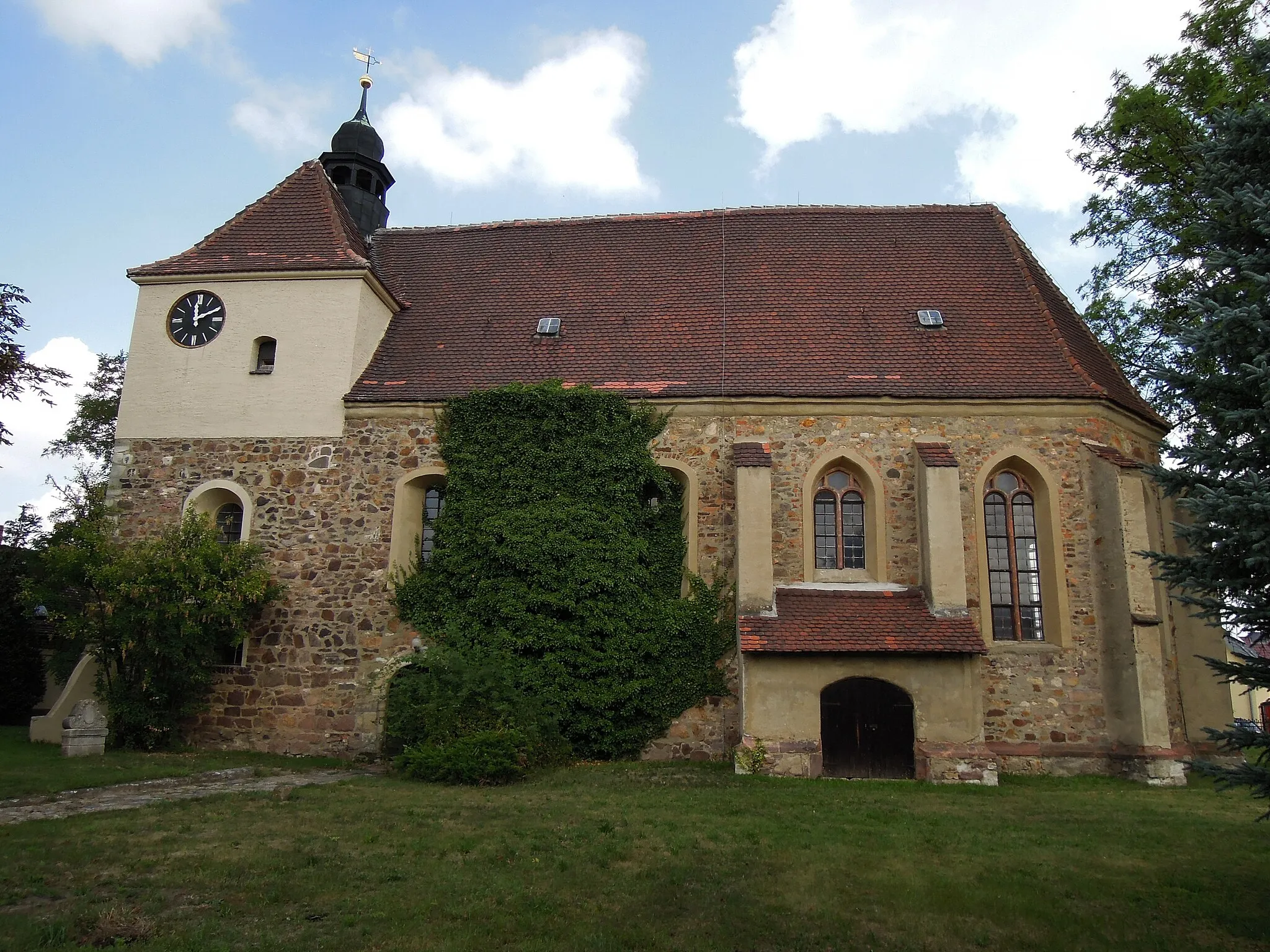 Photo showing: Zschernitzer Kirche St. Gallus -Südansicht- Ende August 2022