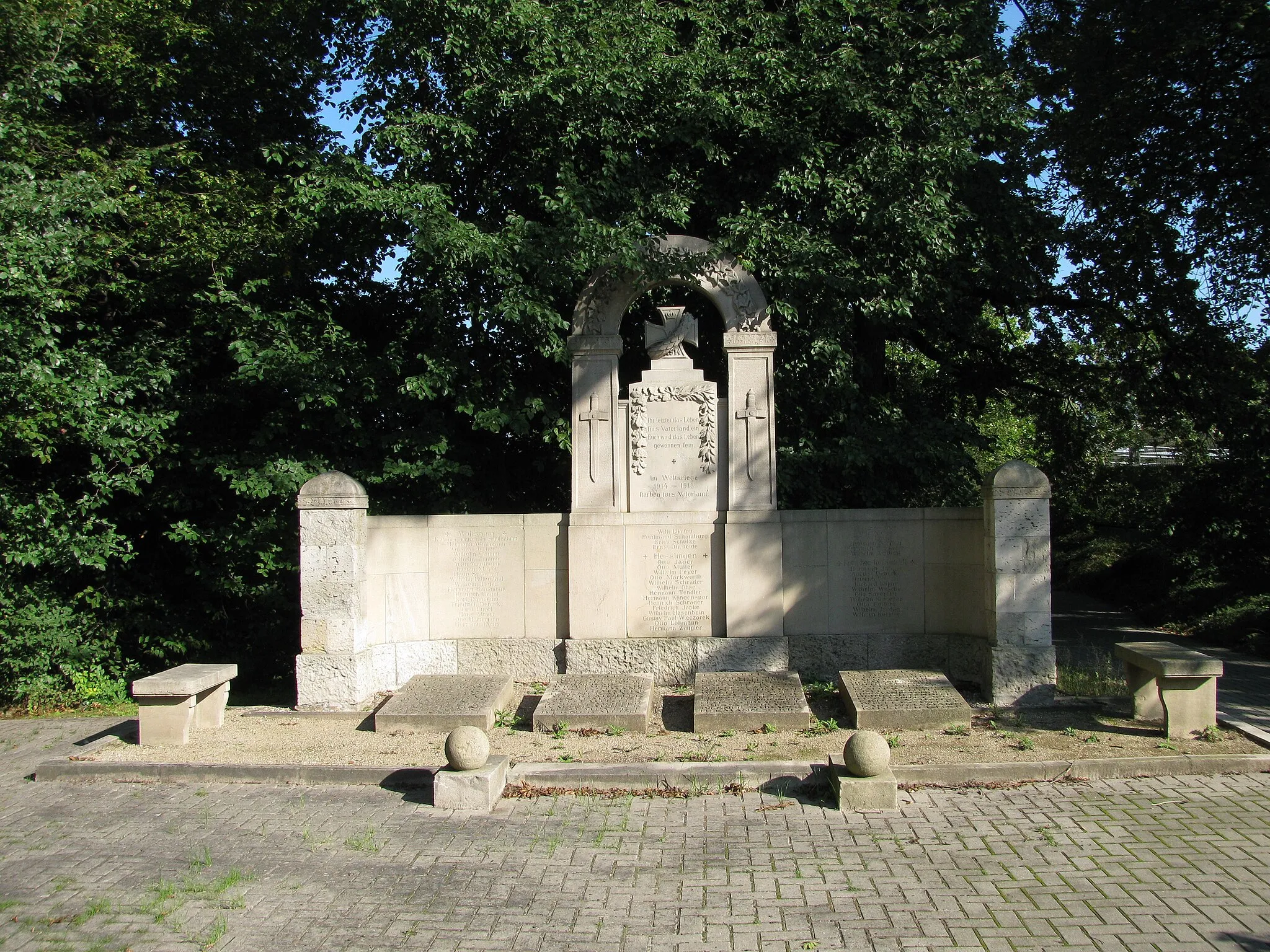 Photo showing: das Kriegerdenkmal an der Oebisfelder Straße in Wolfsburg