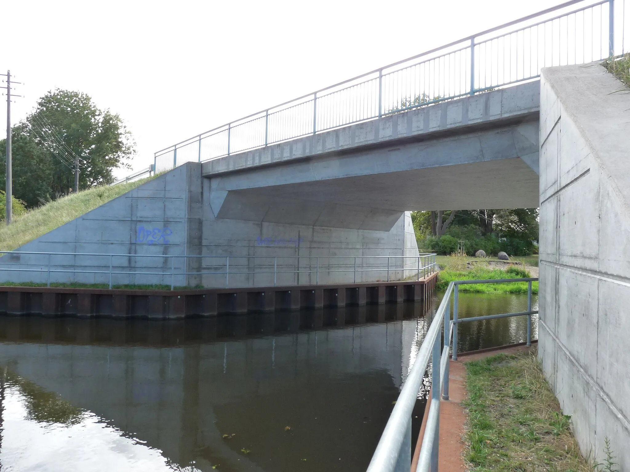 Photo showing: Brücke über den Bergzower Altkanal.