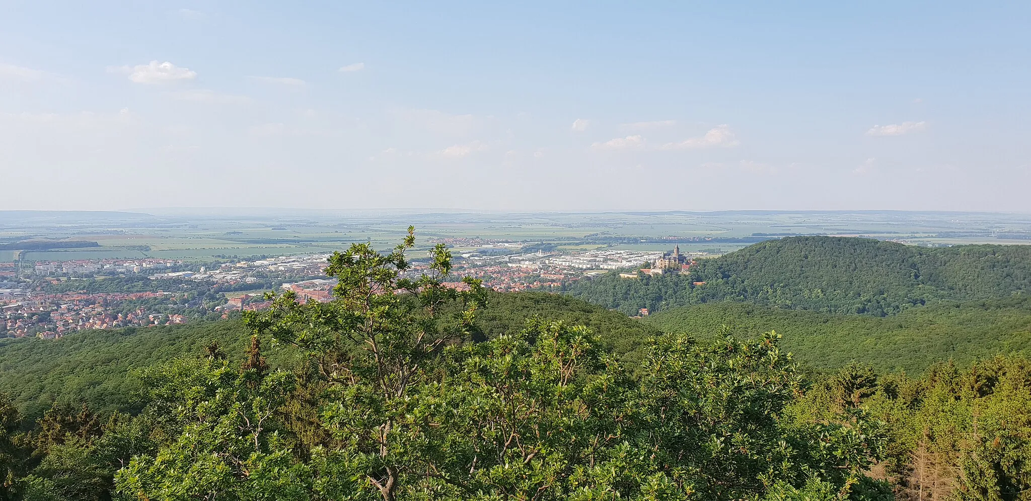 Photo showing: Der Armeleuteberg im Harz ist ein 477,8 m ü. NHN hoher Berg bei Wernigerode im Landkreis Harz in Sachsen-Anhalt.
Der Armeleuteberg erhebt sich im Oberharz im Naturpark Harz/Sachsen-Anhalt. Sein Gipfel liegt knapp 2 km südlich der Altstadt von Wernigerode. In Richtung Nordosten fällt seine Waldlandschaft in das Zwölfmorgental – mit der jenseits davon befindlichen, nahen Harburg – nach Wernigerode ab. Nach Süden fällt sie in das Kalte Tal und etwa nach Nordwesten durch das Nesseltal nach Hasserode ab.

Auf dem Berggipfel steht seit 1902 der Aussichtsturm Kaiserturm, von dem man unter anderem auf Wernigerode mit dem Schloss Wernigerode und Brocken blickt.