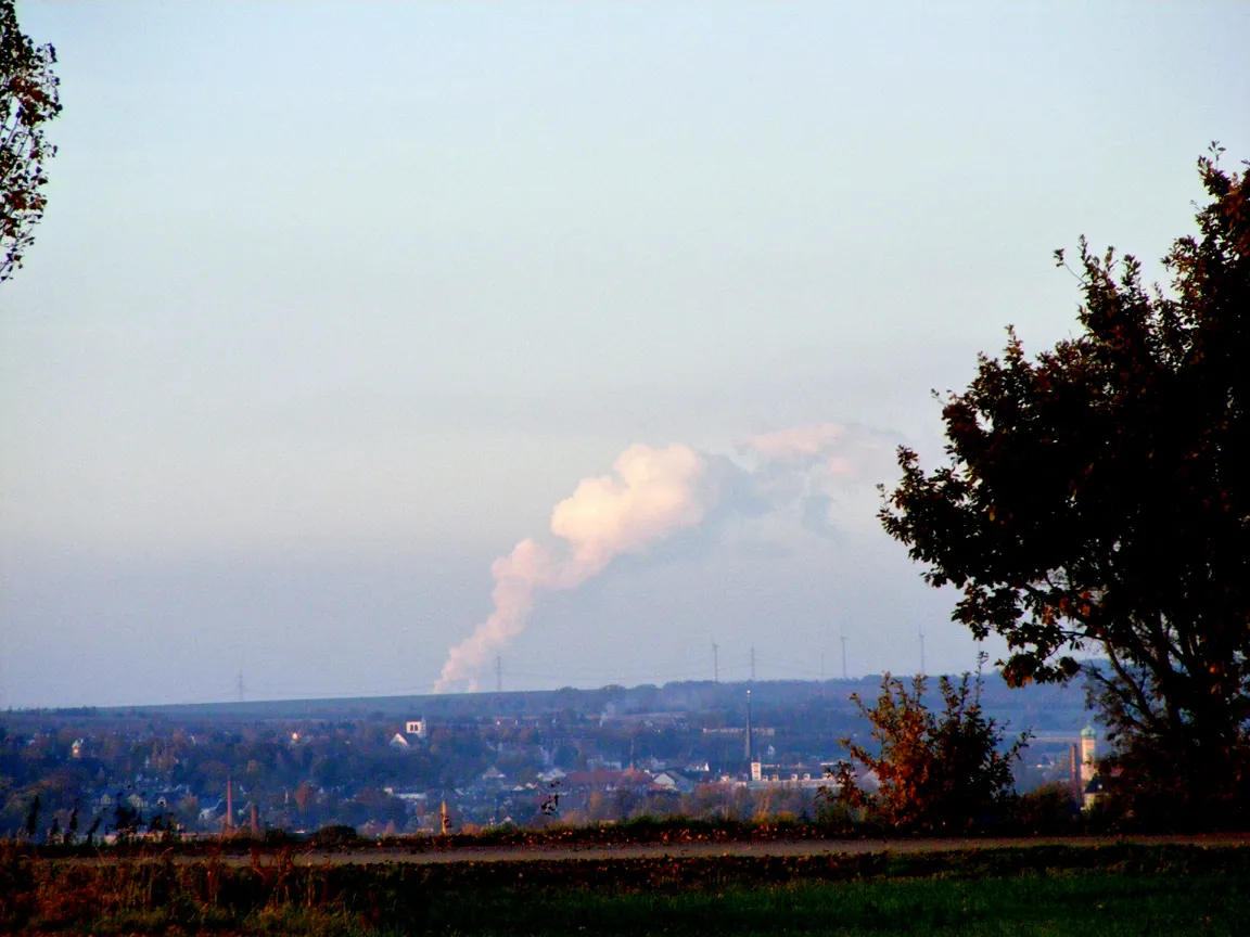 Photo showing: Look for power plant Leipzig Lippendorf from the district "Zwickau" (in the foreground "Crimmitschau")
