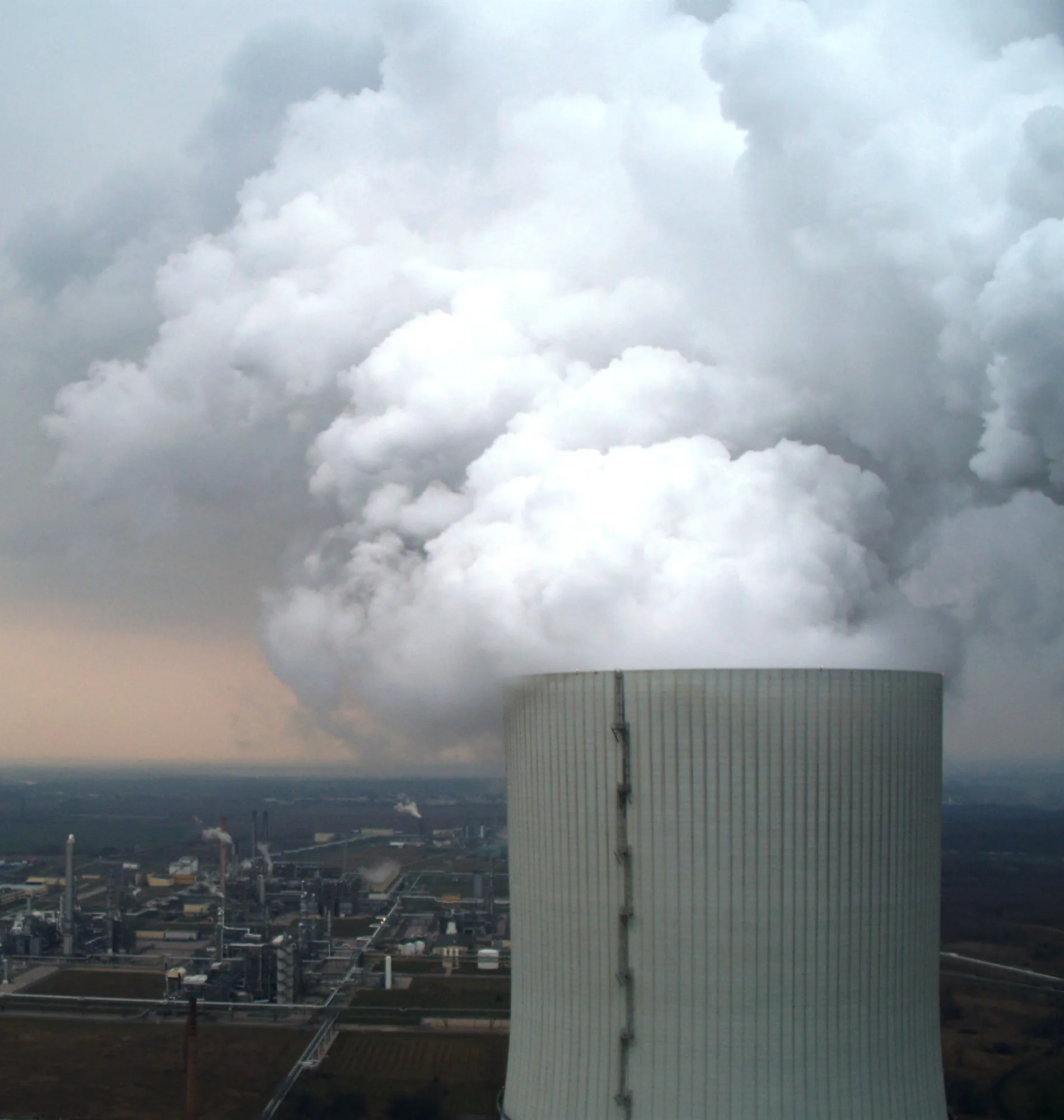 Photo showing: One of the two cooling towers of the Lippendorf Power Station.