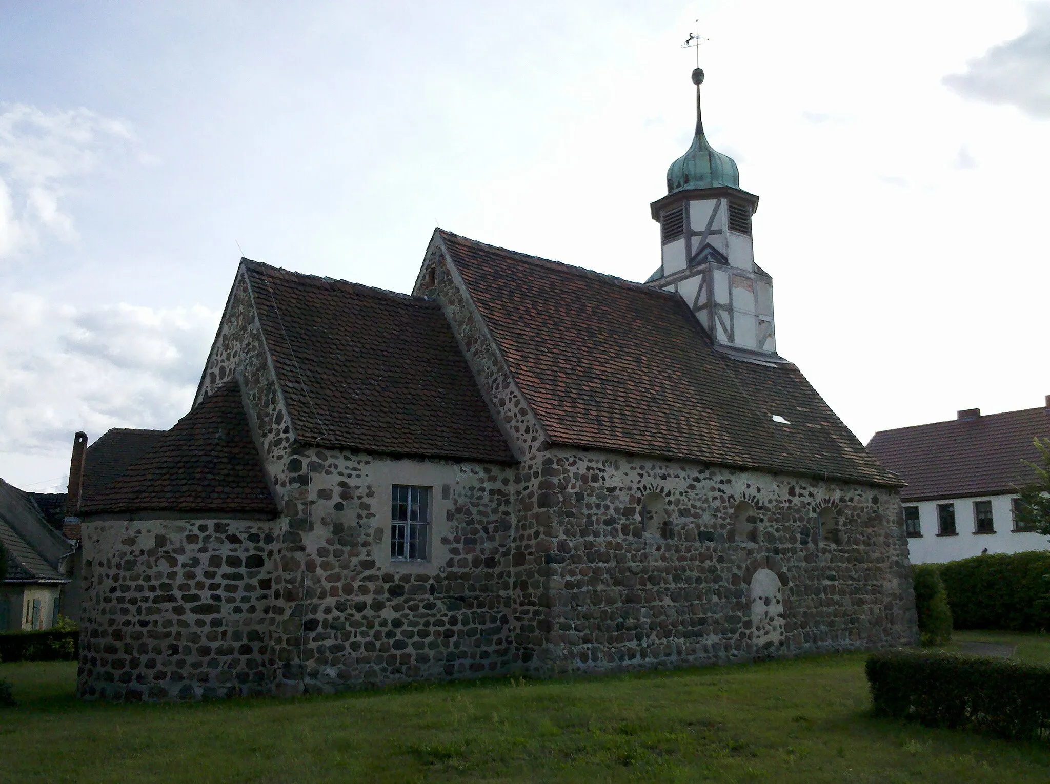 Photo showing: Kirche Weddin -Nordostansicht mit gänzlich halbrunder Apsis- im August 2020