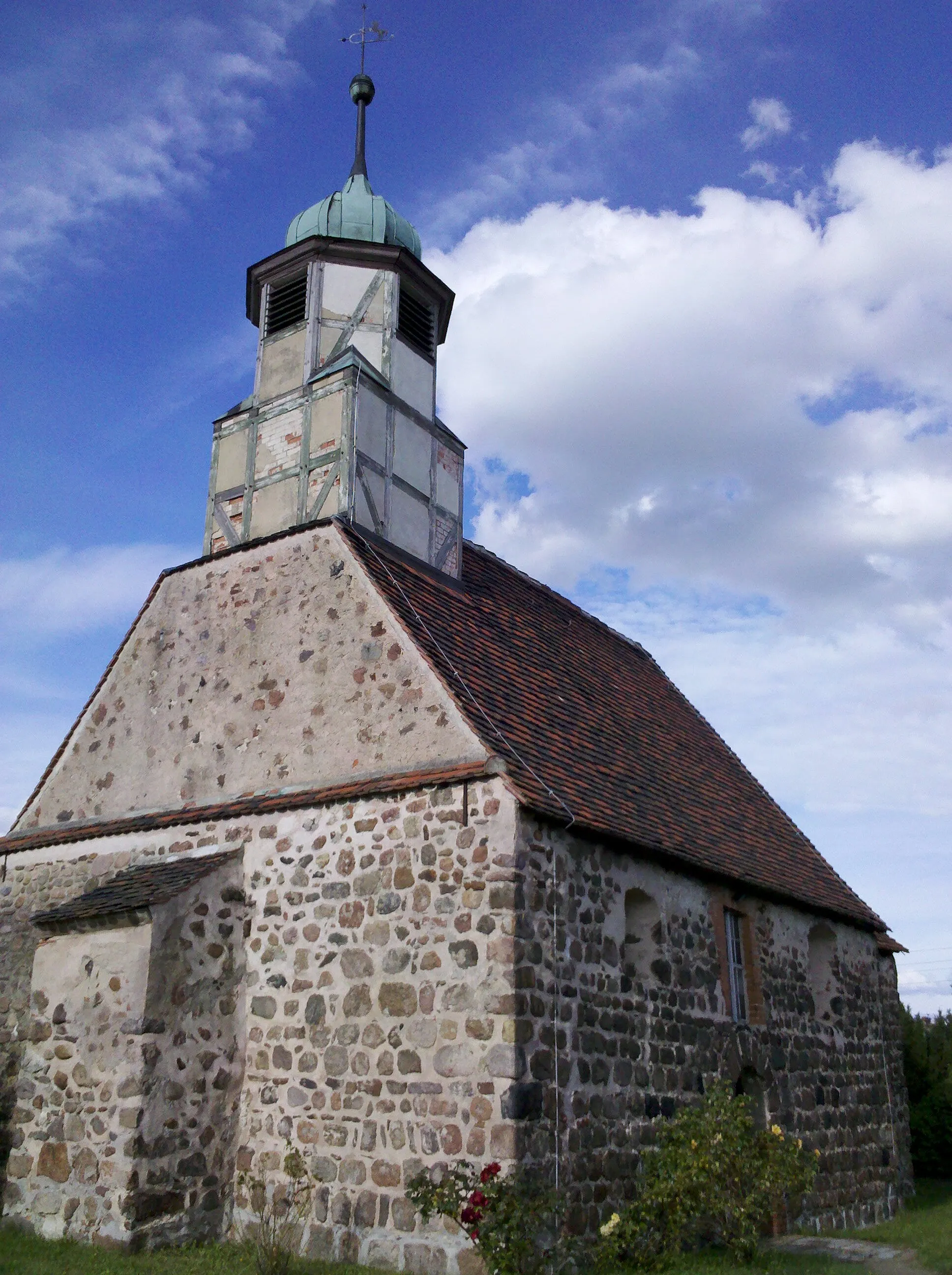 Photo showing: Kirche Weddin -Südwestansicht Hochkant- im August 2020b