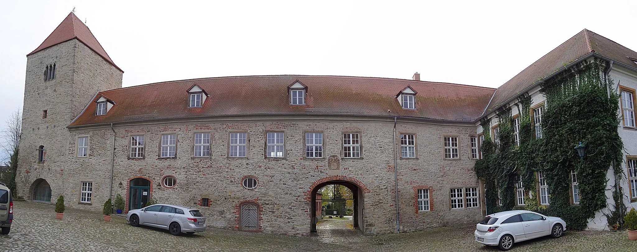Photo showing: Burg Wanzleben vom Burghof gesehen