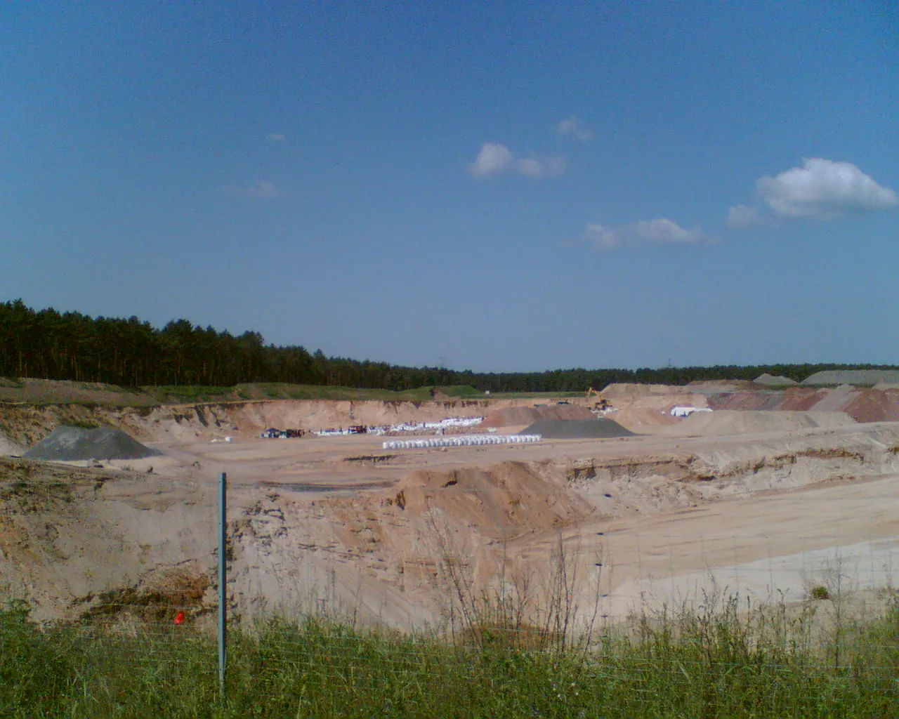 Photo showing: Ansicht der Kiesgrube bei Farsleben von Süden. Im Juni 2013 während der Flut bei Magdeburg wurden in der Kiesgrube Farsleben Sandsäcke und Bigbags befüllt.