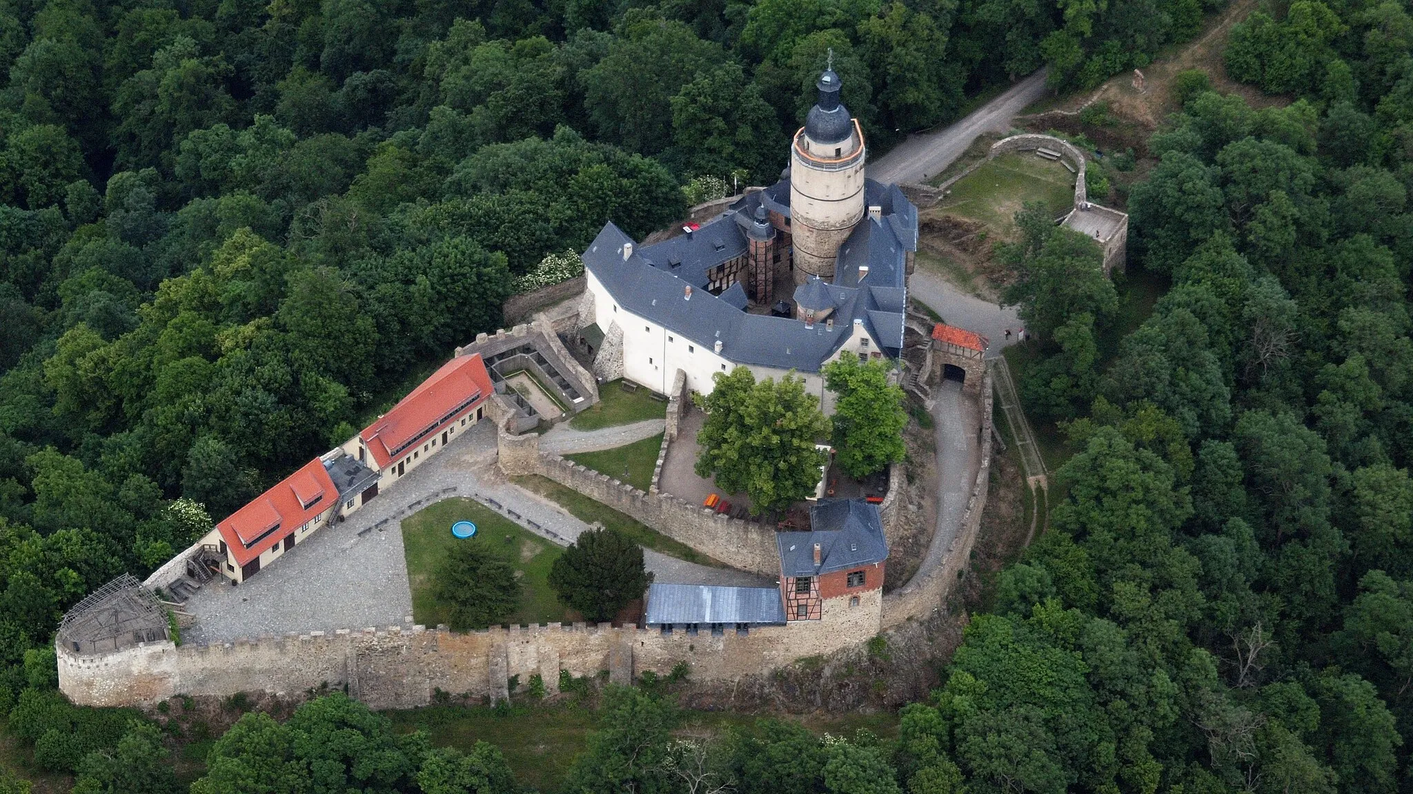 Photo showing: Burg Falkenstein (Harz) aus südwestlicher Richtung, Luftaufnahme (2015)