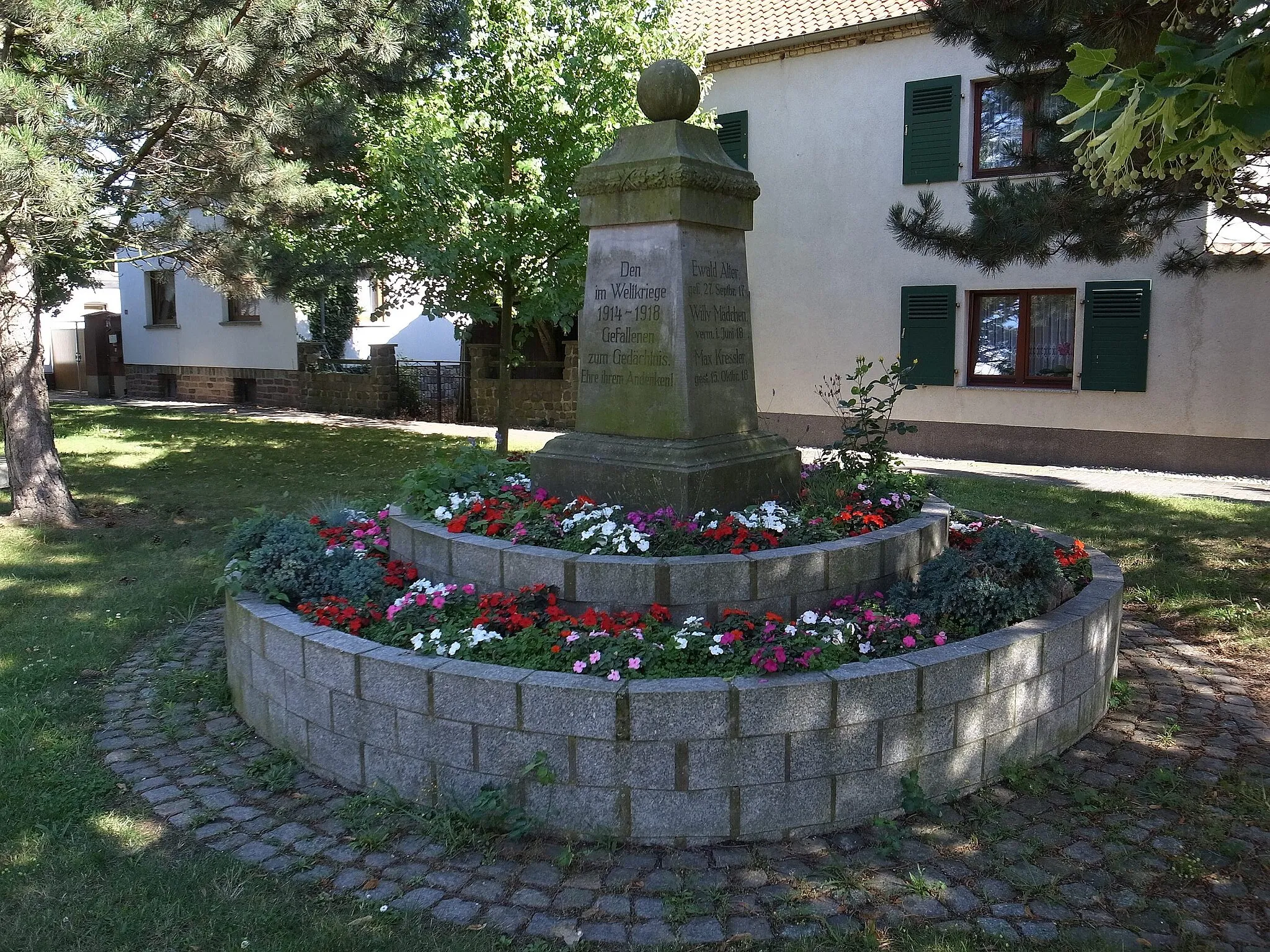 Photo showing: Bitterfeld-Wolfen, Ortsteil Zschepkau, Kriegerdenkmal (Baudenkmal im Denkmalverzeichniss Sachsen-Anhalt, Erfassungsnummer: 094 95447 000 000 000 000 [1])