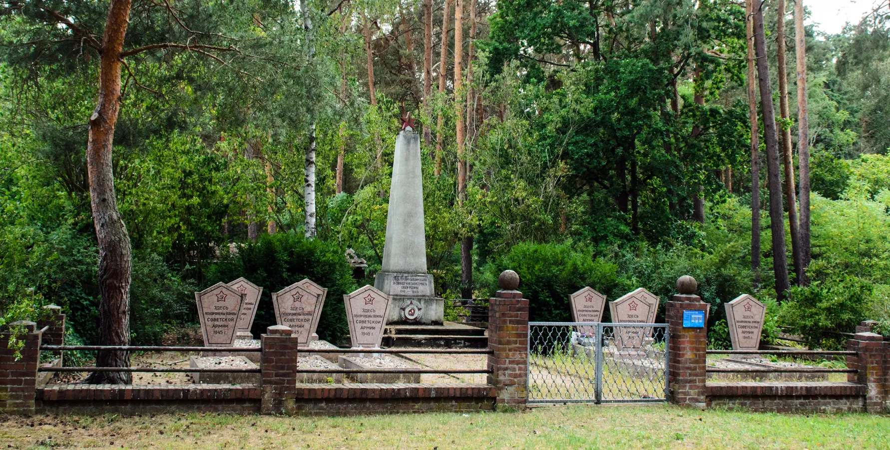 Photo showing: Monument to the Red Army soldiers killed in the Güsen-Parey area during the last days of the war