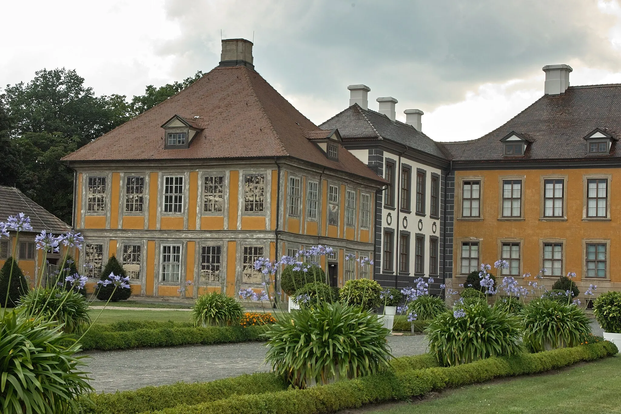 Photo showing: Right wing of the castle Oranienbaum. The building in grey and white demonstrates the new restauration.