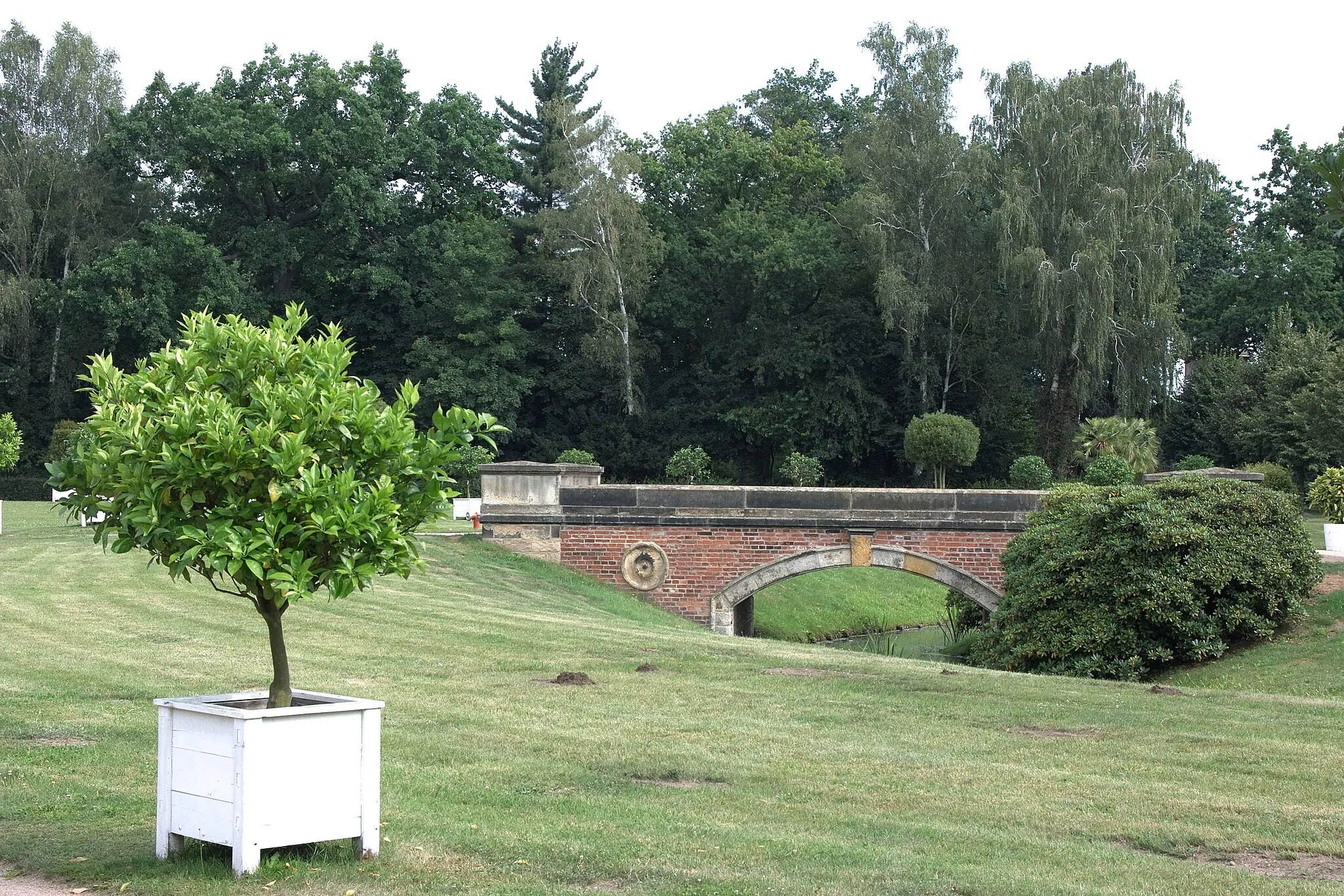 Photo showing: Bridge from the park to the park entrance of castle Oranienbaum.