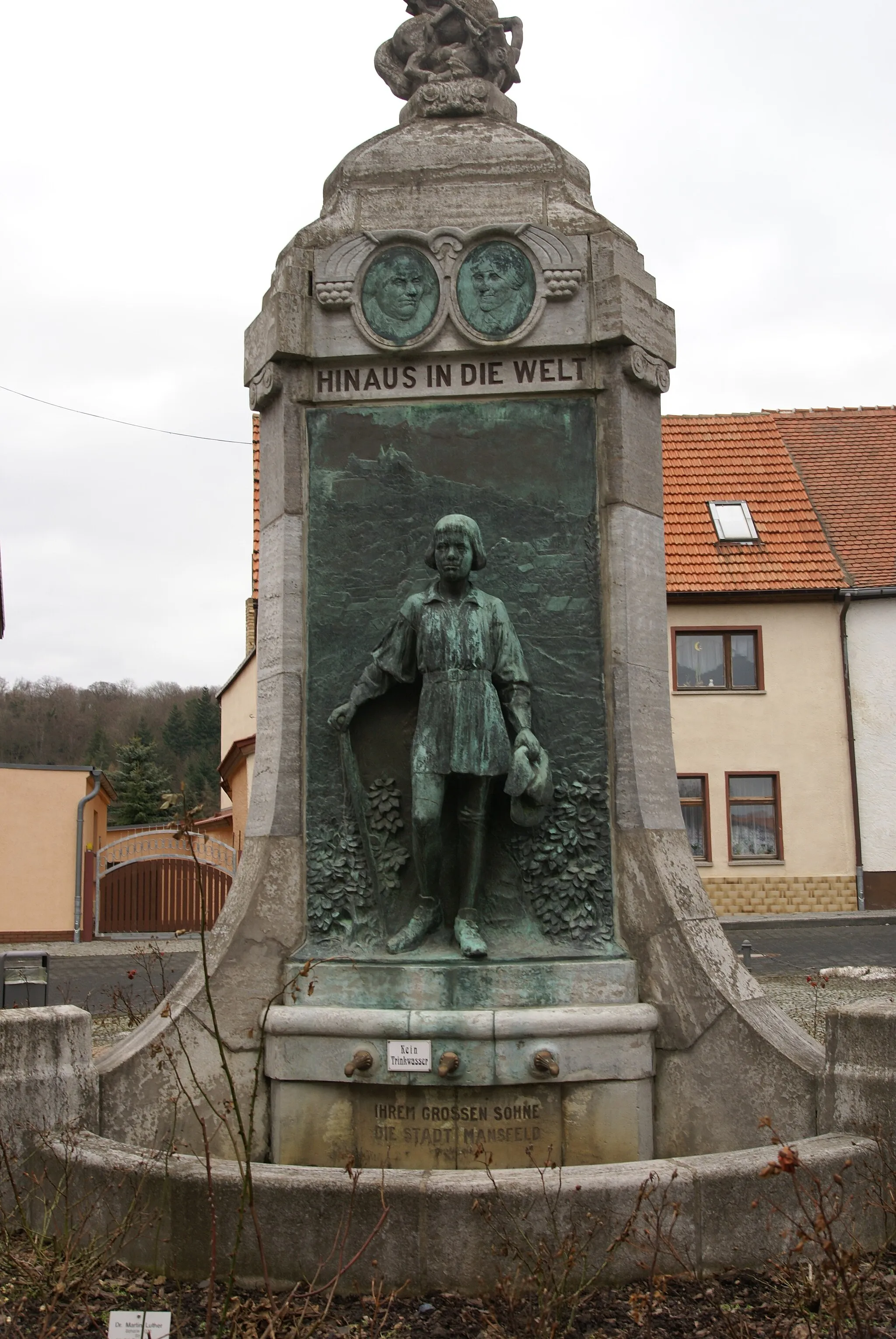 Photo showing: eine Seite des Lutherbrunnens in Mansfeld