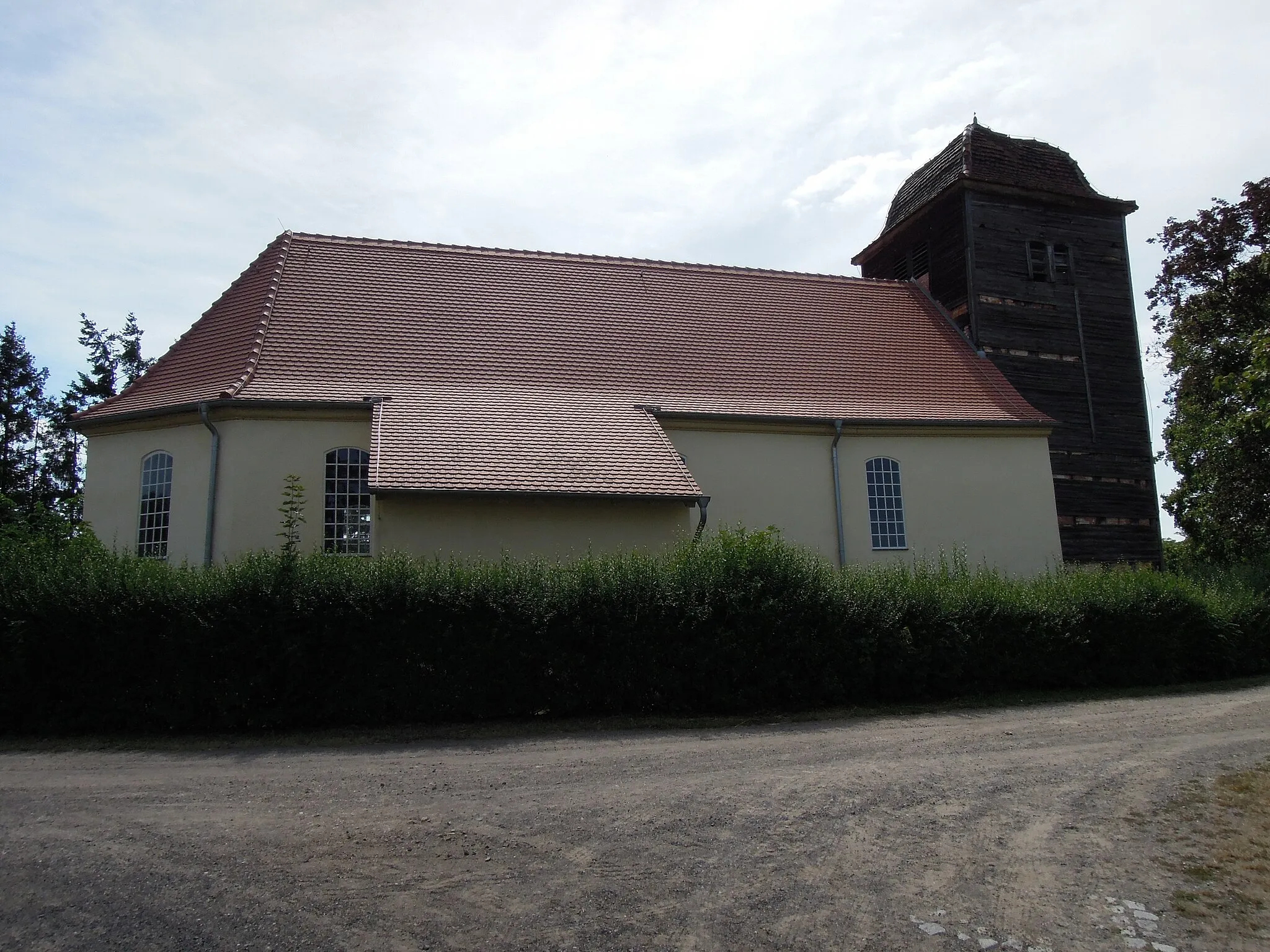 Photo showing: Kirche Bleddin -Nordansicht mit Anbau und Turm bildrechts- im August 2020