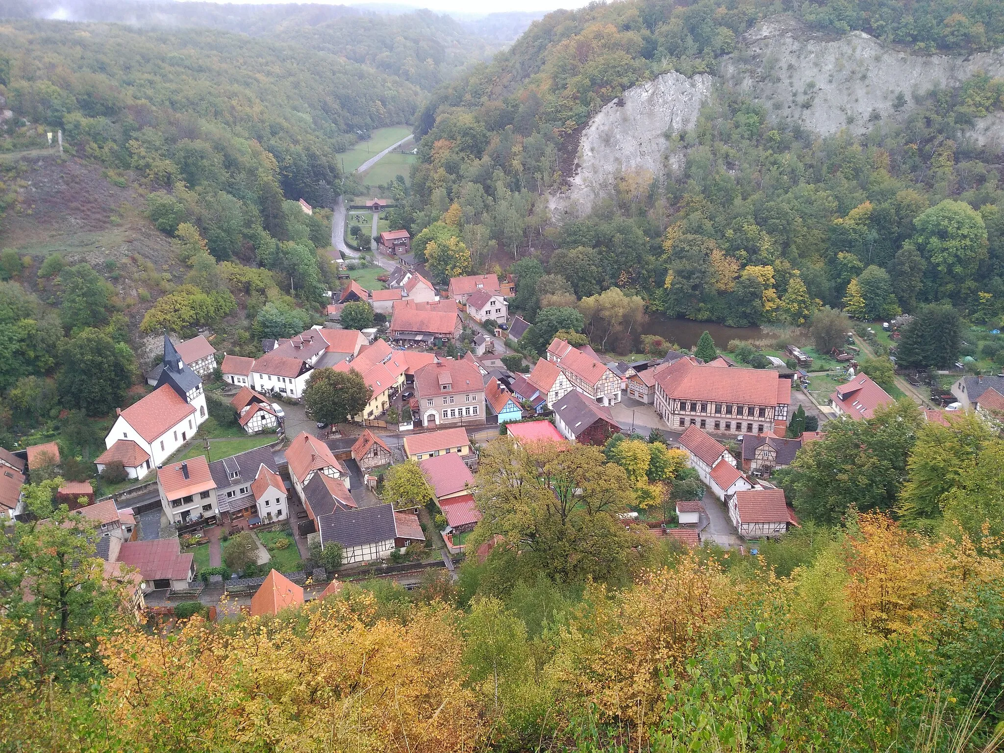 Photo showing: Blick vom Hügel, auf dem die Queste steht, auf Questenberg