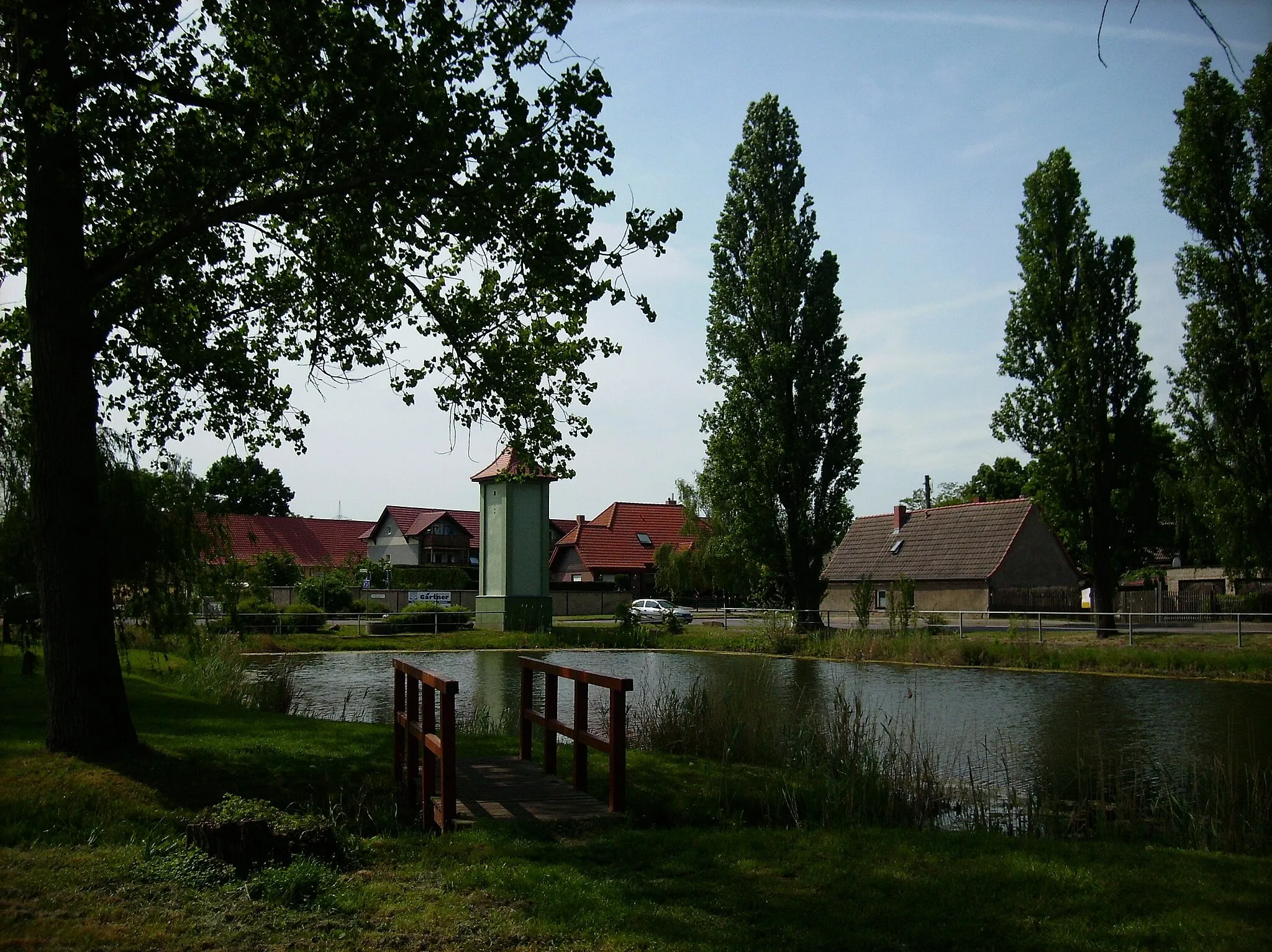 Photo showing: At the pond in Dölbau (Kabelsketal, district of Saalekreis, Saxony-Anhalt)