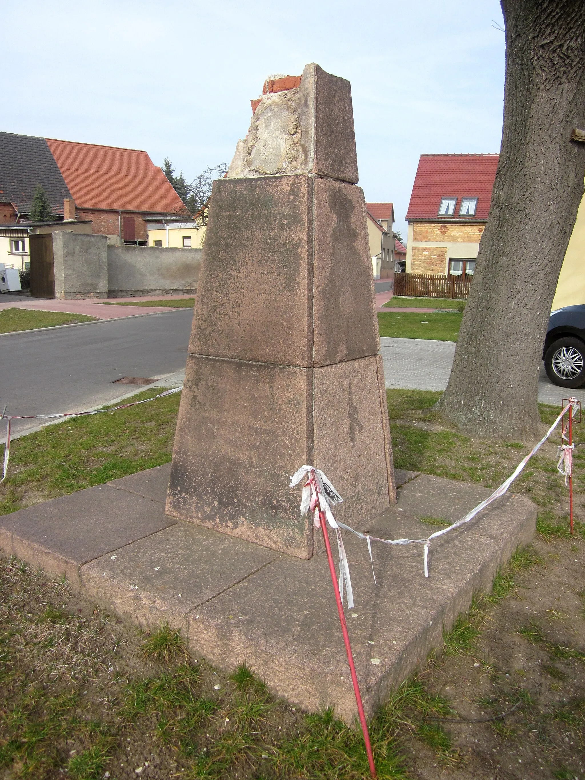 Photo showing: Kriegerdenkmal in Reipisch, vor der Sanierung