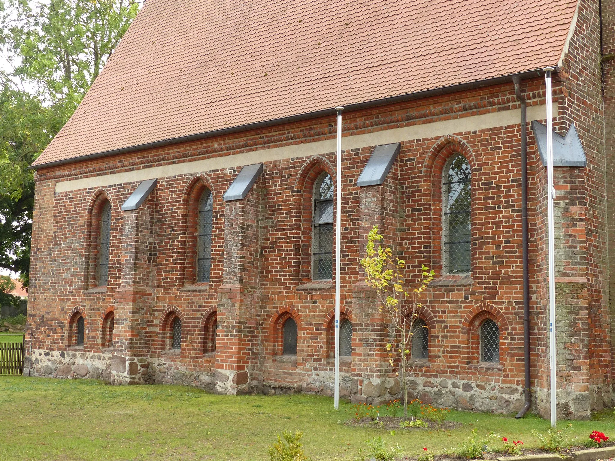 Photo showing: Kirche Königstedt, frühgotischer Feldsteinbau mit backsteingefassten Chorfenstern und (ehem.) Portalen