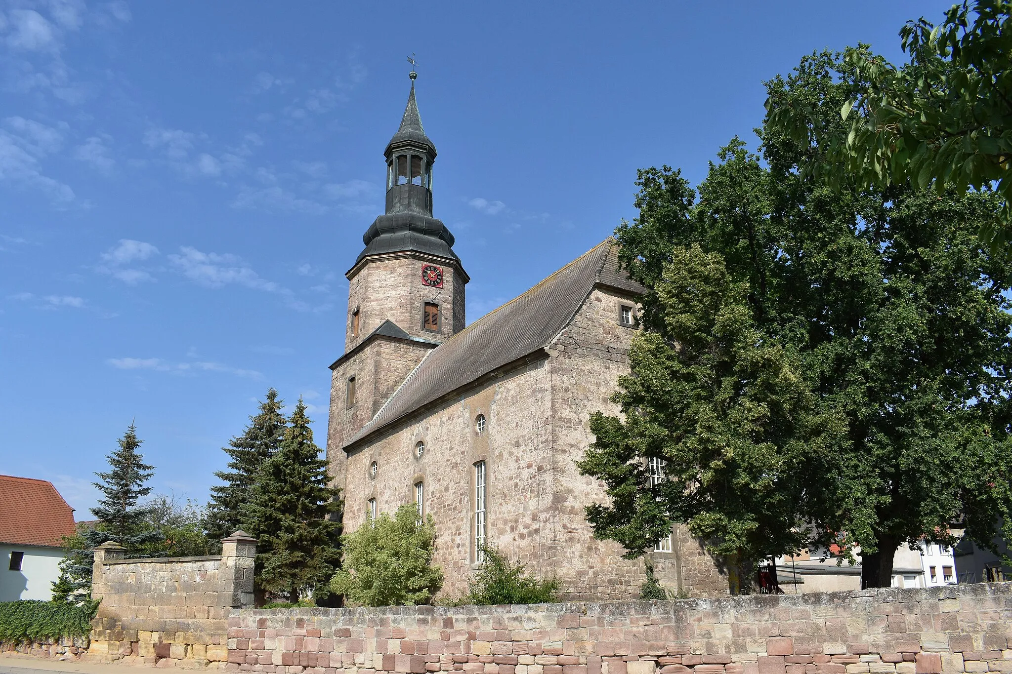 Photo showing: Kirche St. Georg im Ortsteil Wennungen der Gemeinde Karsdorf im Burgenlandkreis in Sachsen-Anhalt; Blick von der Nebraer Straße (L 212)