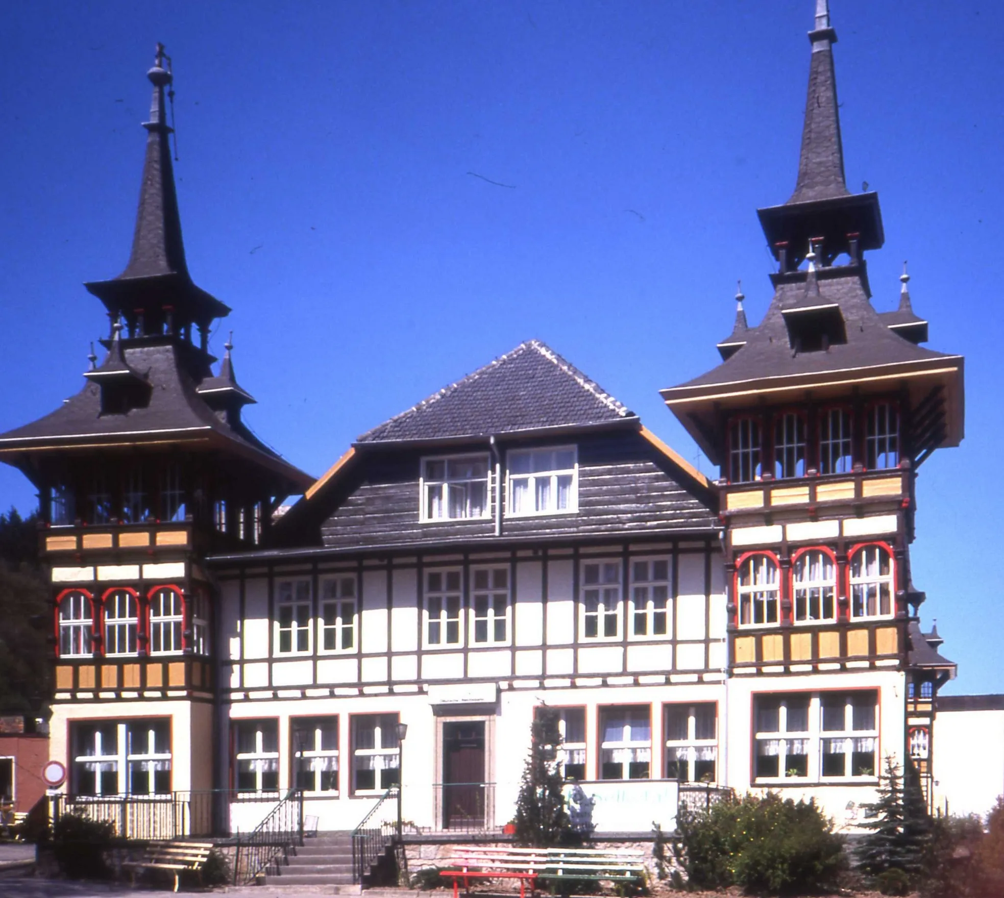 Photo showing: Alexisbad Harz, DDR. Former Deutsche Reichsbahn Erholungsheim May 1990.jpg