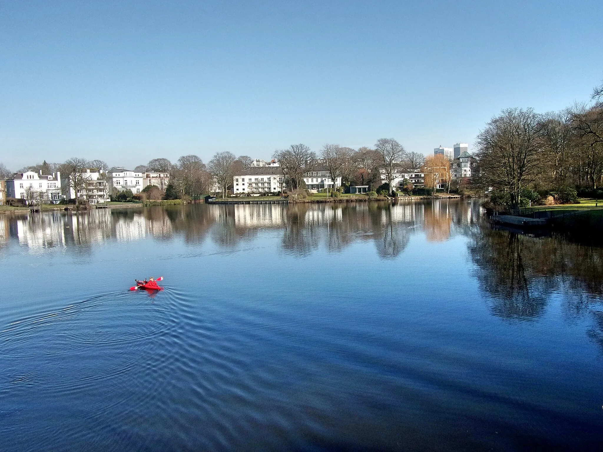 Photo showing: Blick von der Feenteichbrücke an der Schönen Aussicht auf den Feenteich und die umliegenden Häuser.