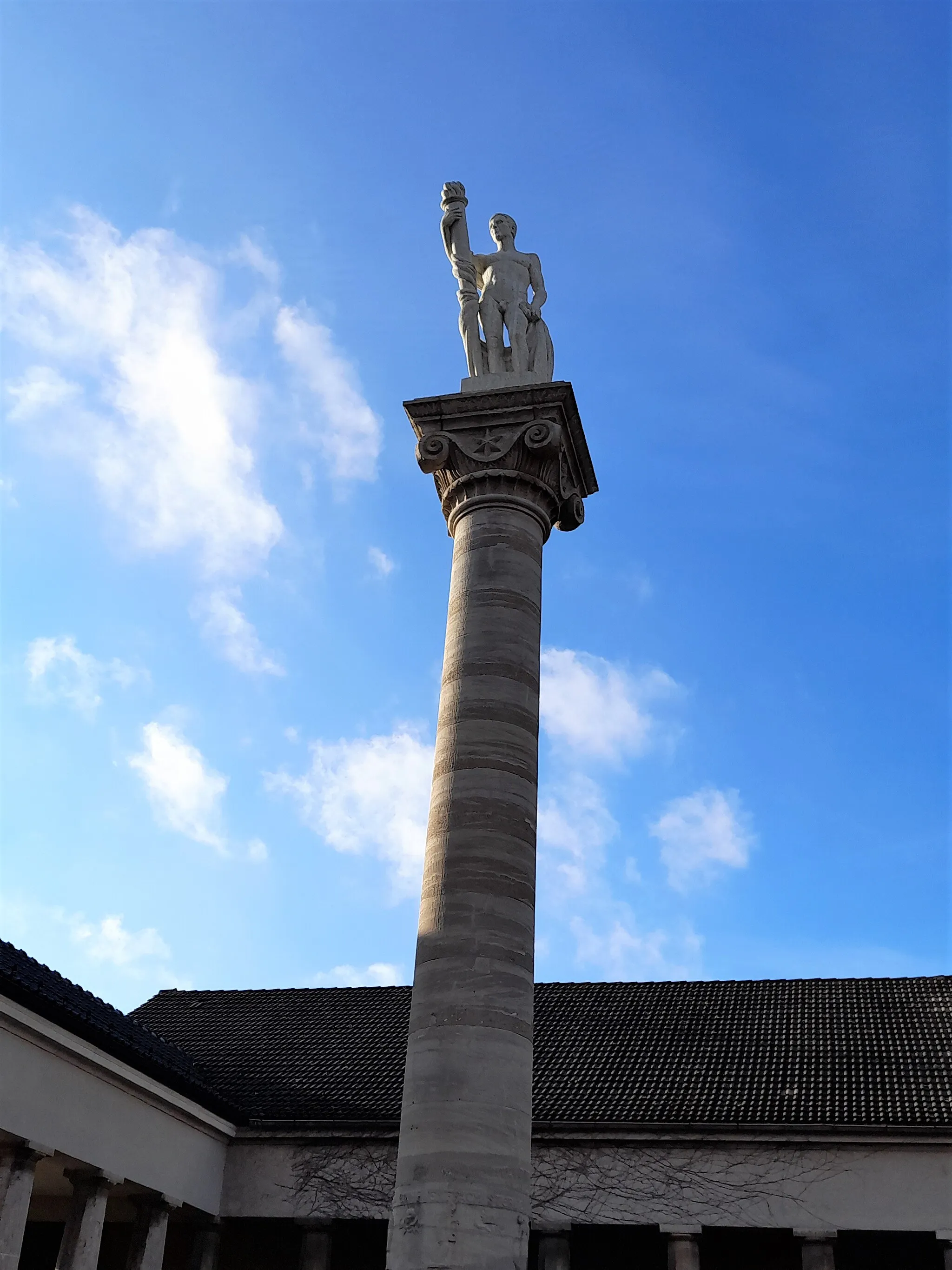 Photo showing: Gertraudenfriedhof Halle, Malsäule von Paul Horn mit Relief von Richard Horn, Skulptur Leben von Maya Graber (2020)