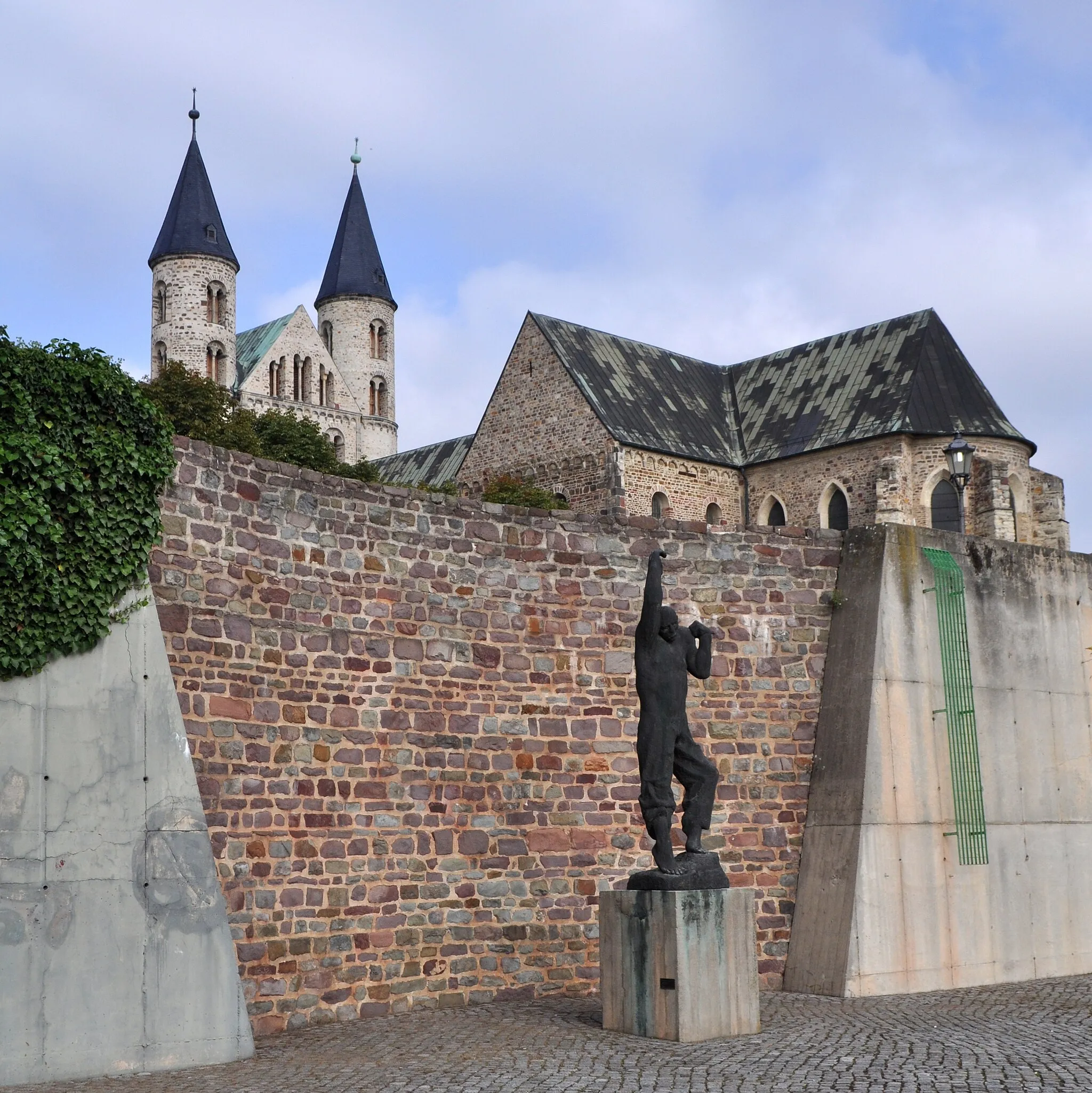 Photo showing: Skulptur Aufsteigender von Fritz Cremer vor der Klosterkirche St. Marien in Magdeburg-Altstadt.