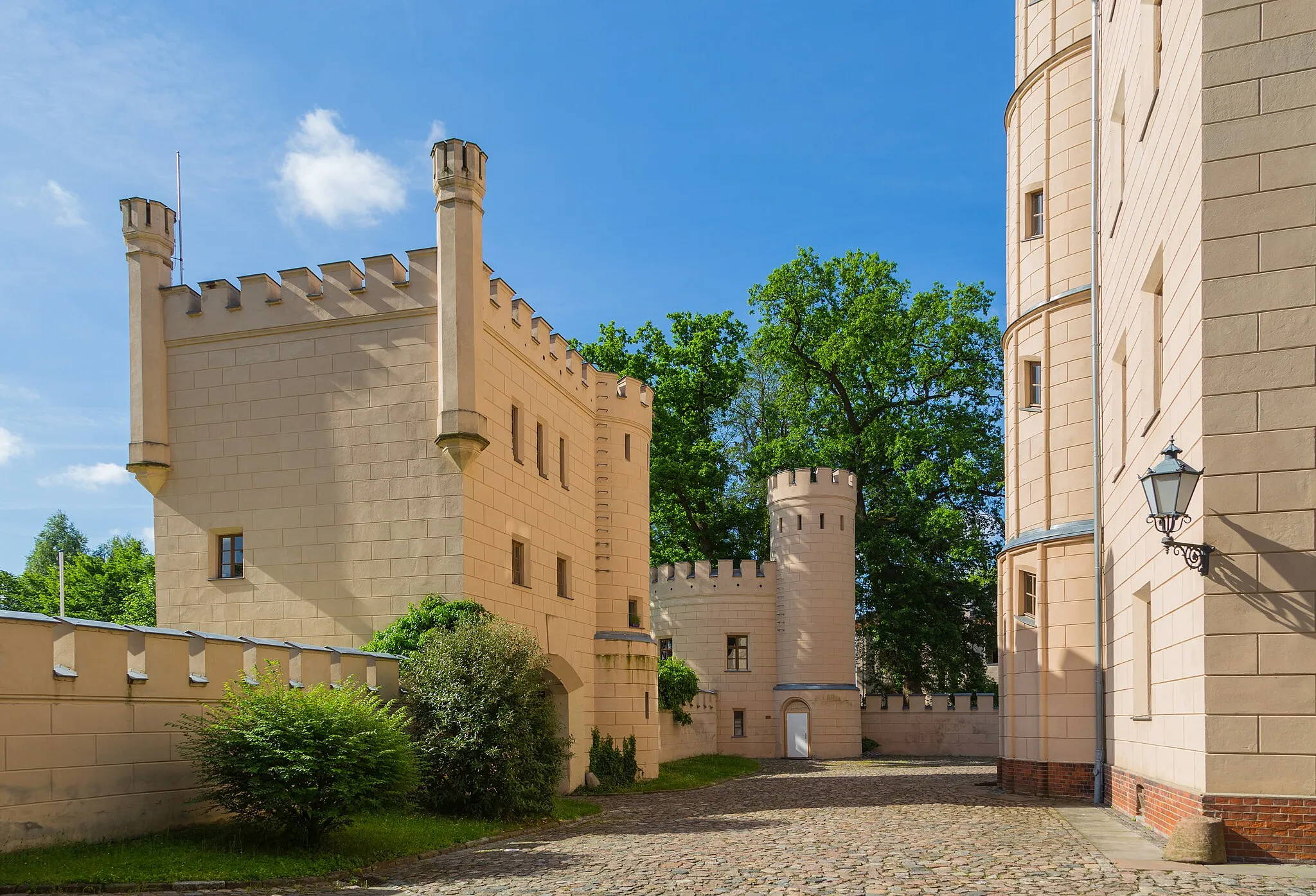 Photo showing: Letzlingen Hunting Lodge (Jagdschloss Letzlingen) in Letzlingen,
district of Gardelegen, Altmarkkreis Salzwedel, Saxony-Anhalt, Germany. The Jagdschloss is now used as a museum, hotel and restaurant (Schloßhotel Letzlingen). It is a listed cultural heritage monument.