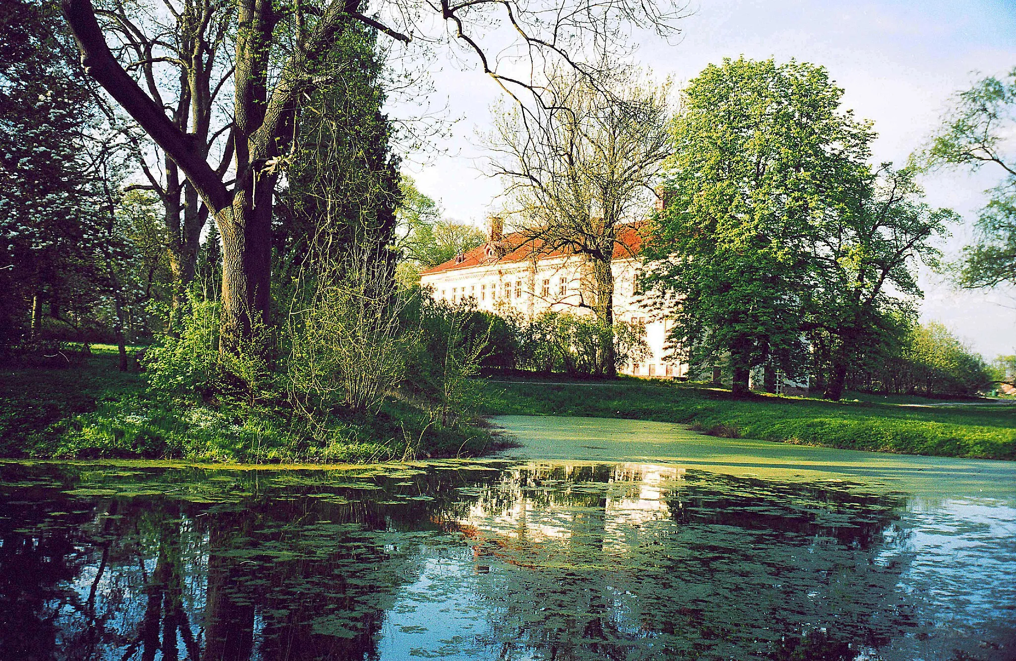 Photo showing: 02.05.2003   39638  Weteritz (Gardelegen): Schloß (GMP: 52.511460,11.337640) und Park. Für Familie von Alvensleben wurde 1831 das Gutshaus erbaut. Der 1830/31 gestaltete Weteritzer Park stammt aus dem Umfeld von Peter Joseph Lenné. Das Rittergut Weteritz wurde 1857 an den herzoglich-anhaltischen Amtsrat Carl Heinrich Theodor Roth aus Dessau verkauft, dessen Familie den Besitz bis zur Enteignung 1945 bewirtschaftete. Zur Zeit der DDR war im Schloß ein Altenheim ("Feierabendheim Wilhelm Pieck") untergebracht. Seit 1994 befindet sich das Areal im Privatbesitz.                                                                                                                                                                                                                                                               [F20030502A016.jpg]20030502650NR.JPG(c)Blobelt