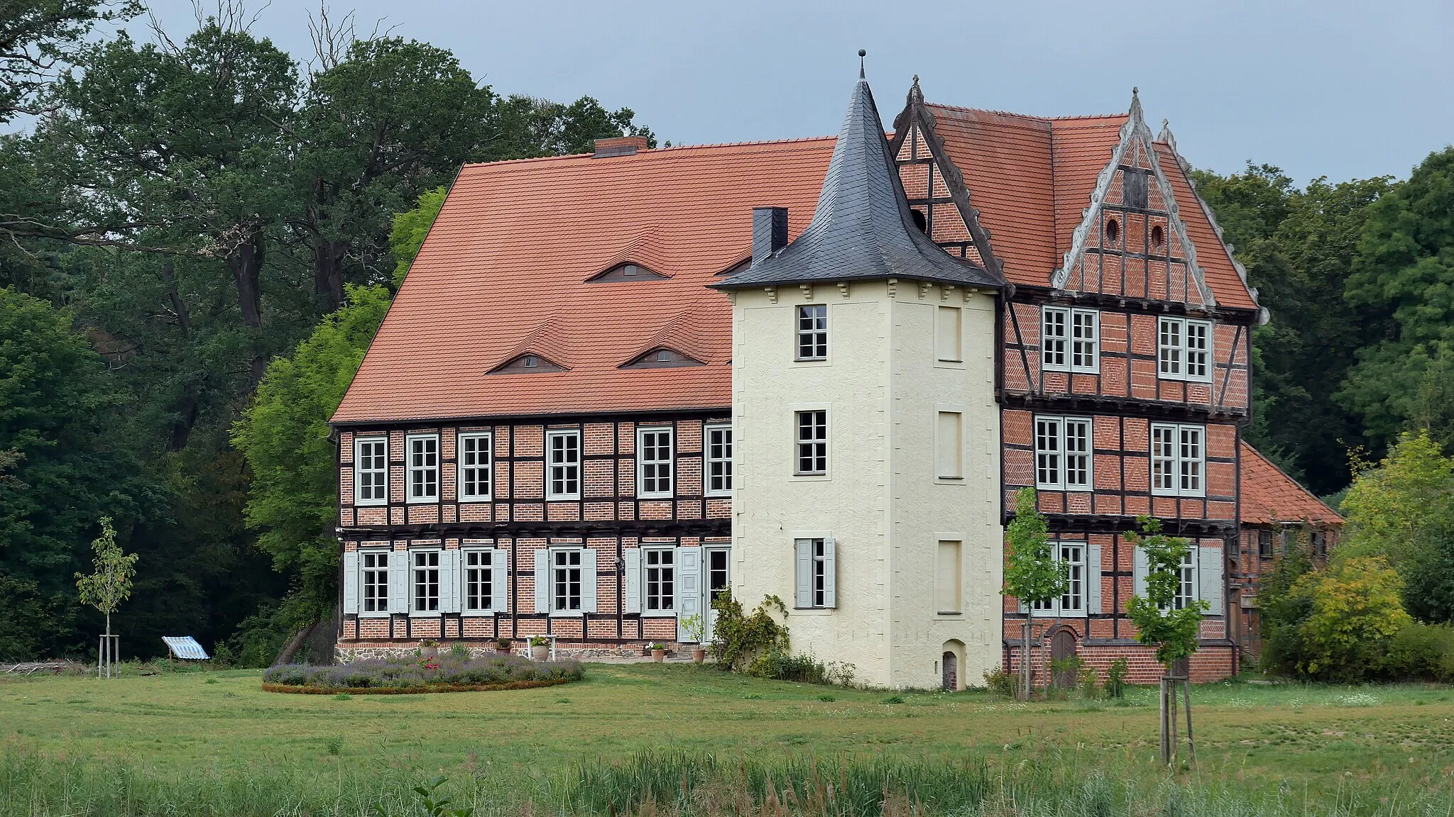 Photo showing: In der Nähe von Tangerhütte befindet sich dieses schön restaurierte Herrenhaus in einem ebenso schönen Park.