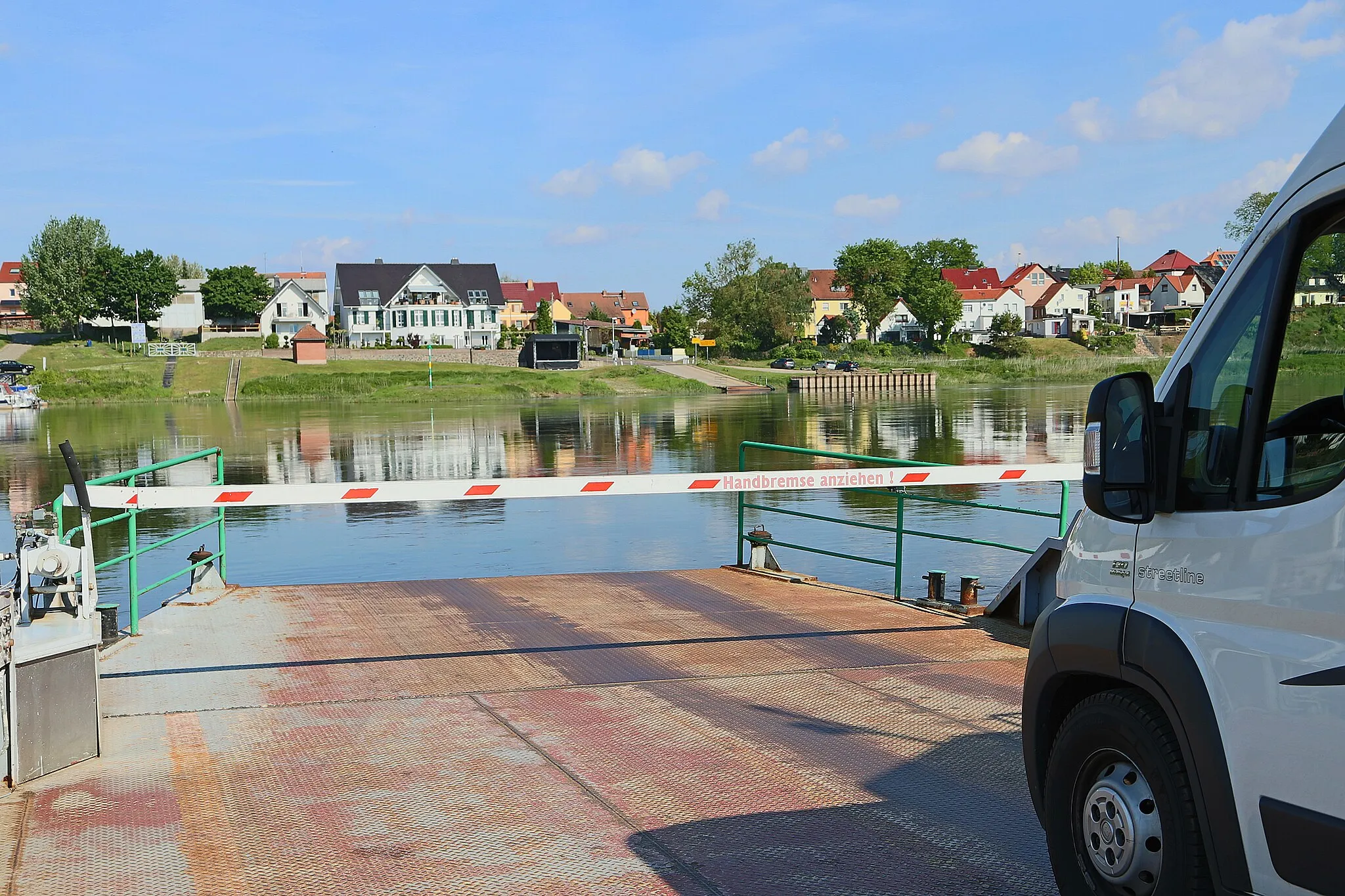 Photo showing: Rogätz - ferry crossing over the Elbe (K 1209). Rogätz is a town on the western bank of the river Elbe (county of Börde in Saxony-Anhalt, Germany).