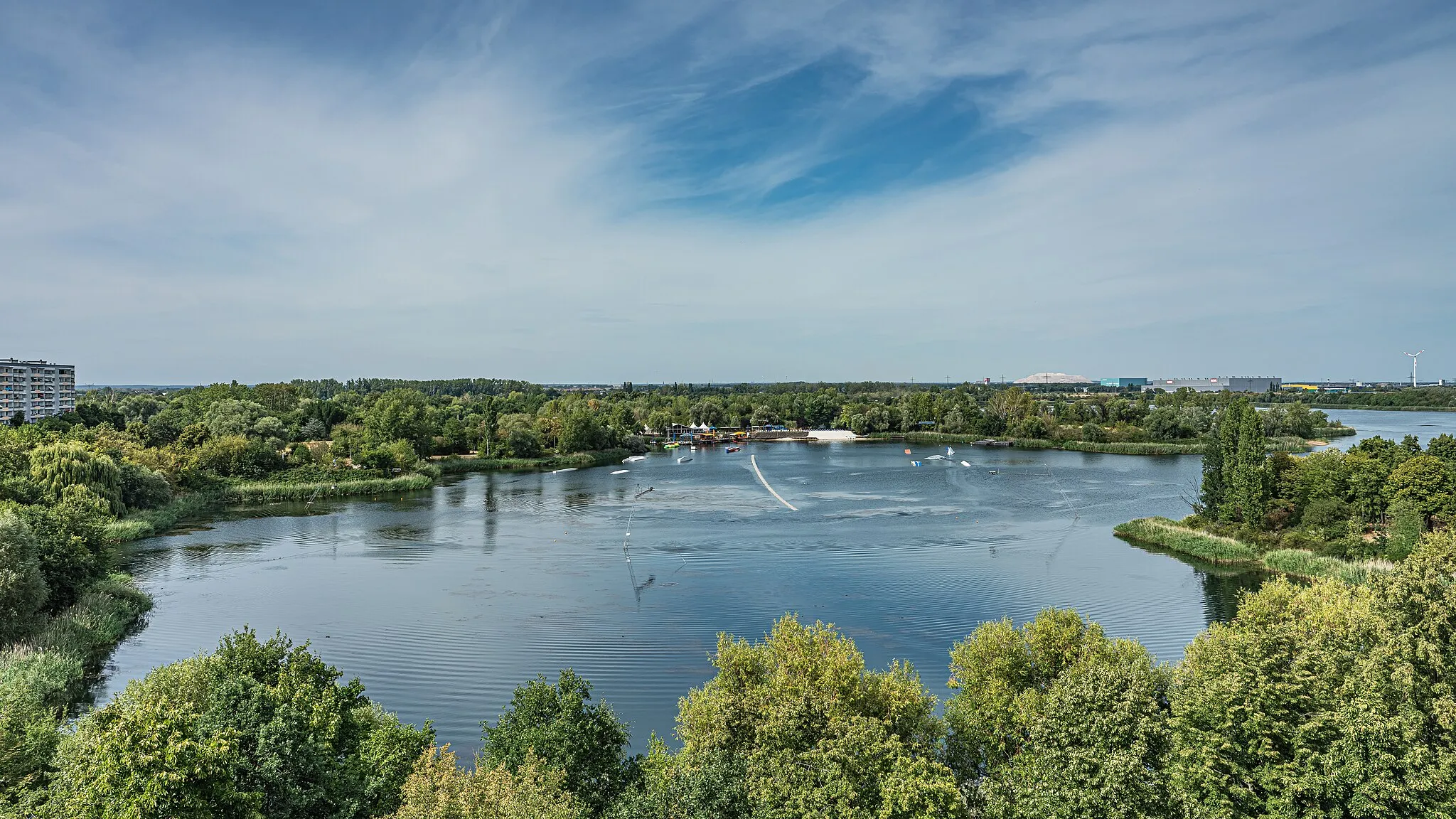 Photo showing: Neustadt excavation lake in Magdeburg, Saxony-Anhalt, Germany